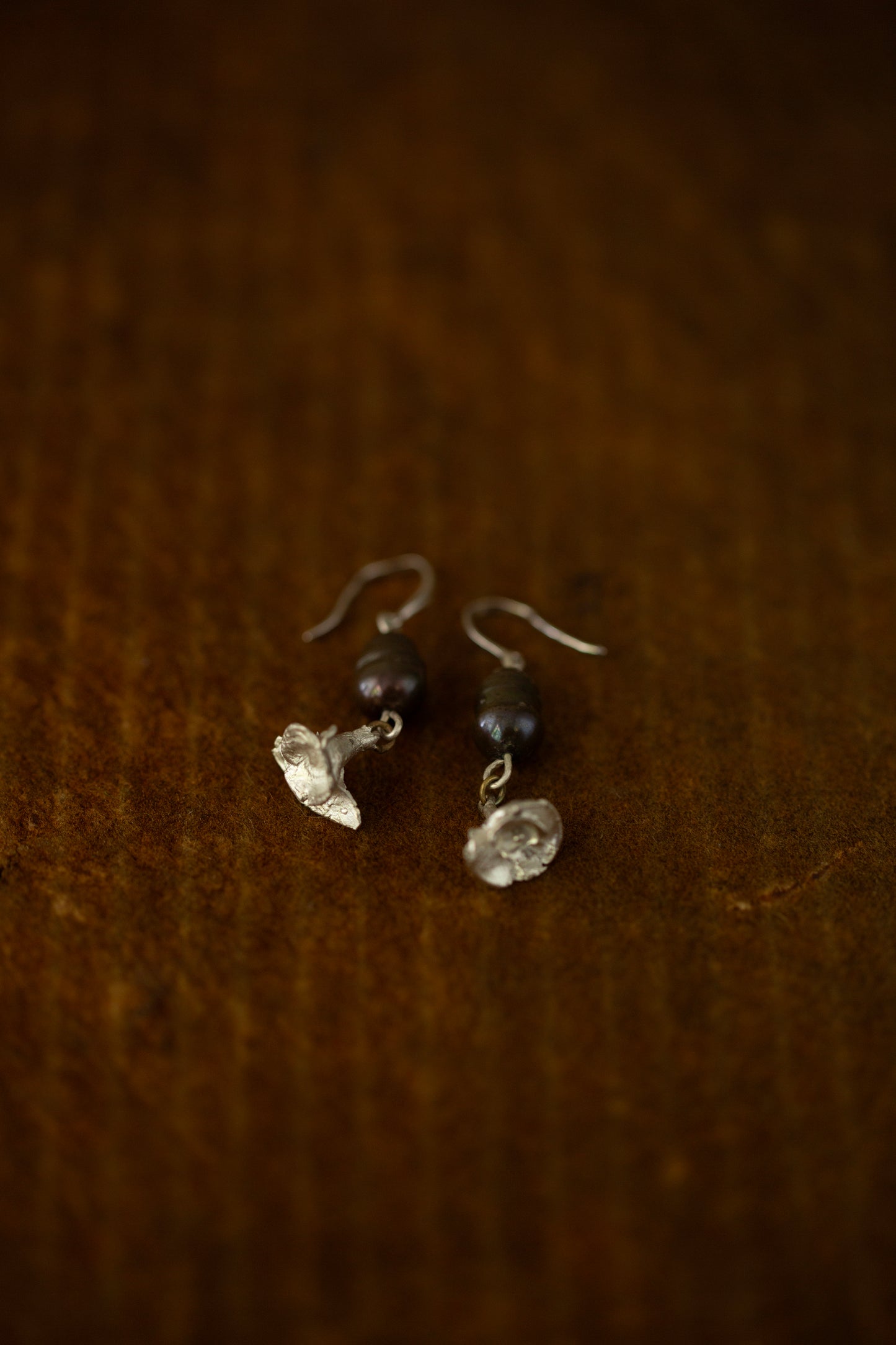 earrings with black pearl and silver rose
