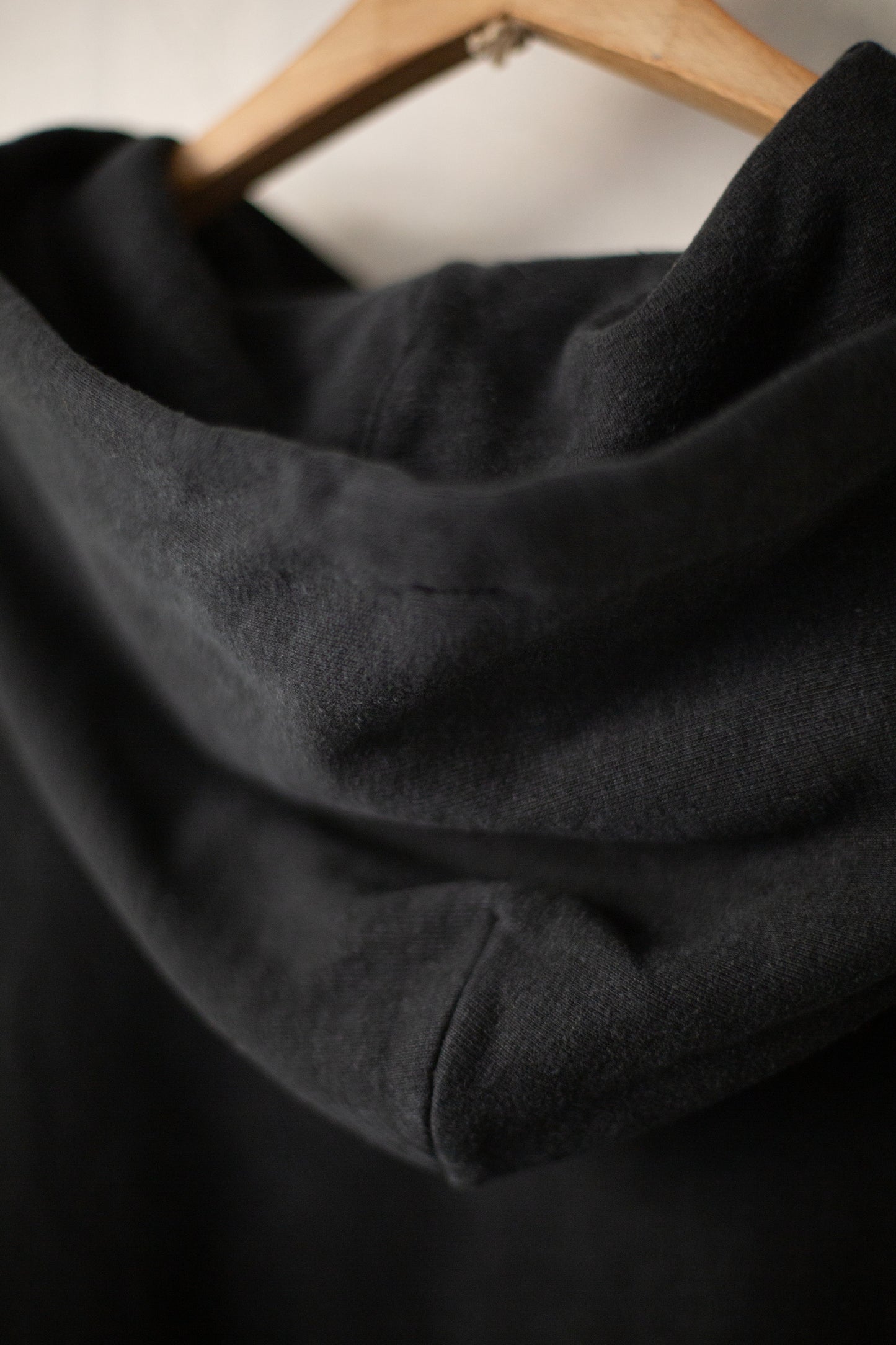 hooded sweatshirt in black organic cotton/hemp sweat