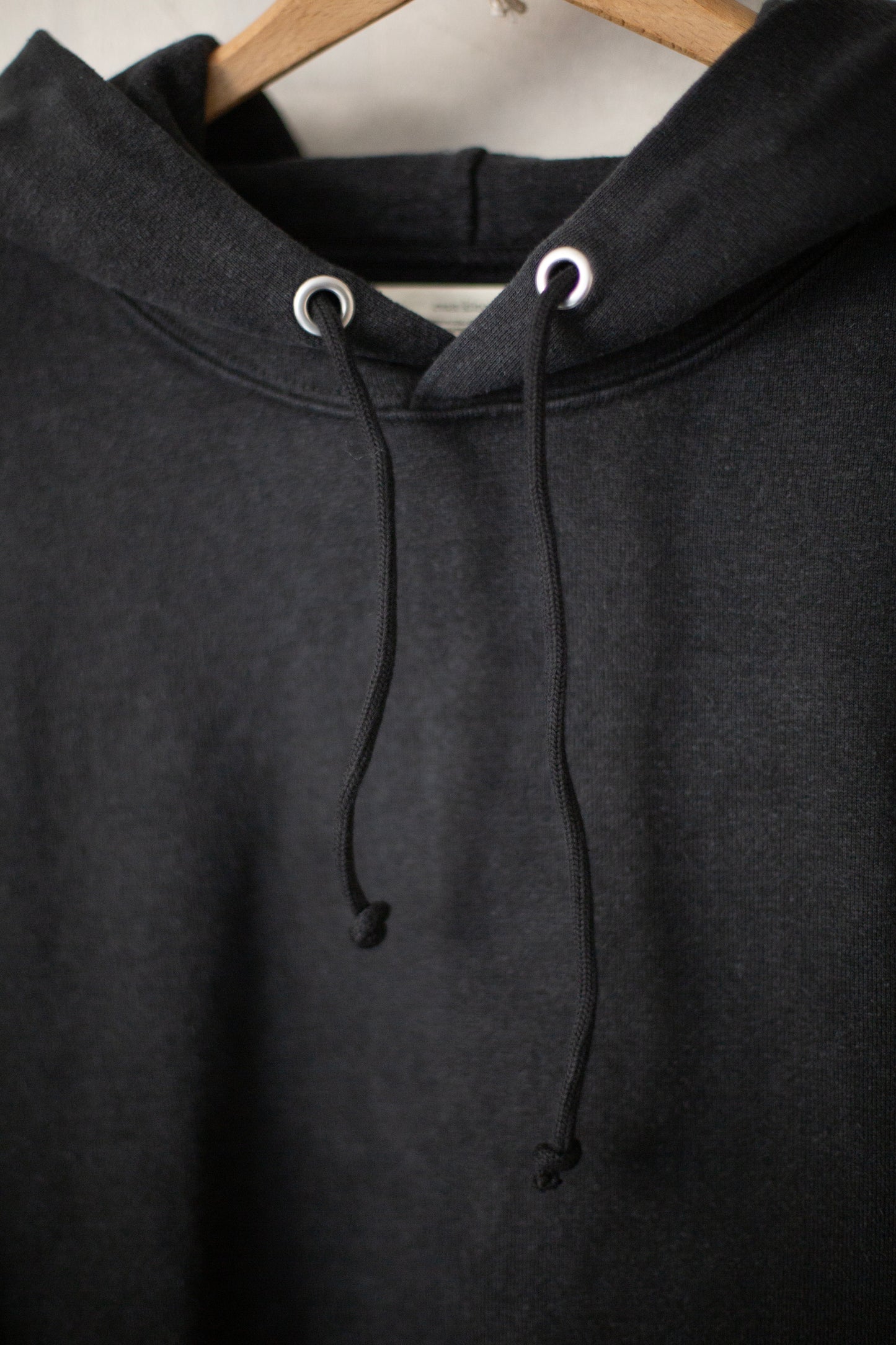hooded sweatshirt in black organic cotton/hemp sweat