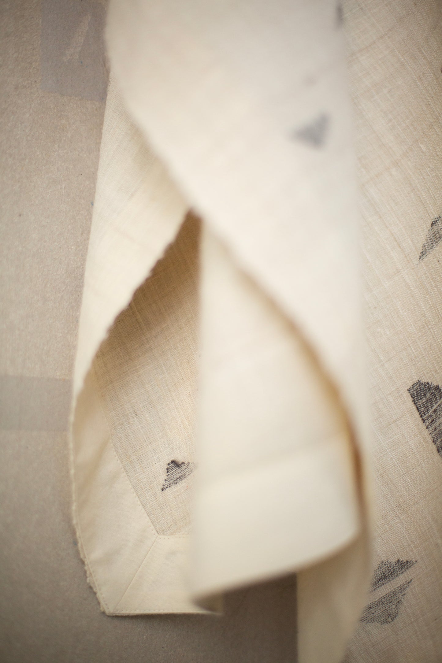 CAPE#4 - HANDWOVEN GREY PEAKS