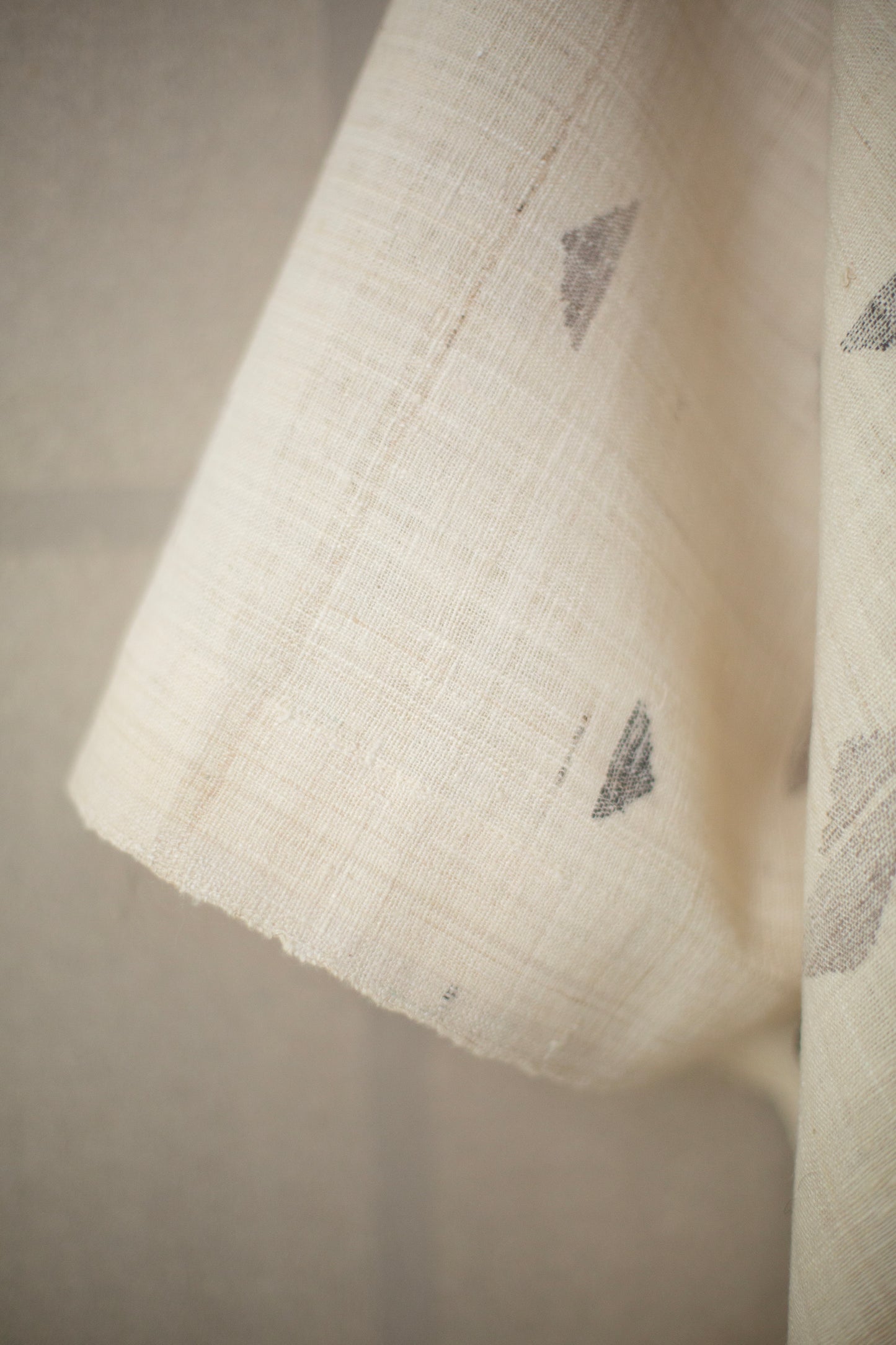 CAPE#4 - HANDWOVEN GREY PEAKS
