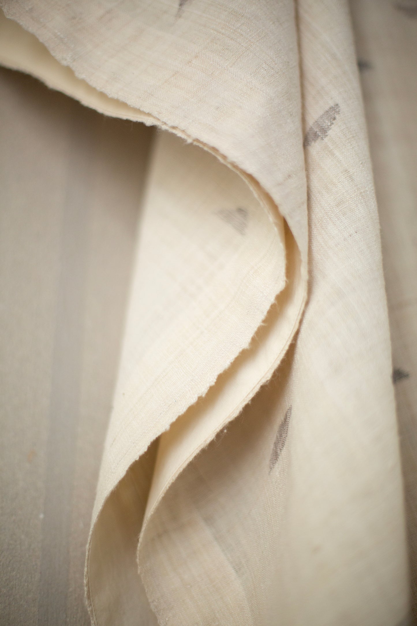 CAPE#4 - HANDWOVEN GREY PEAKS