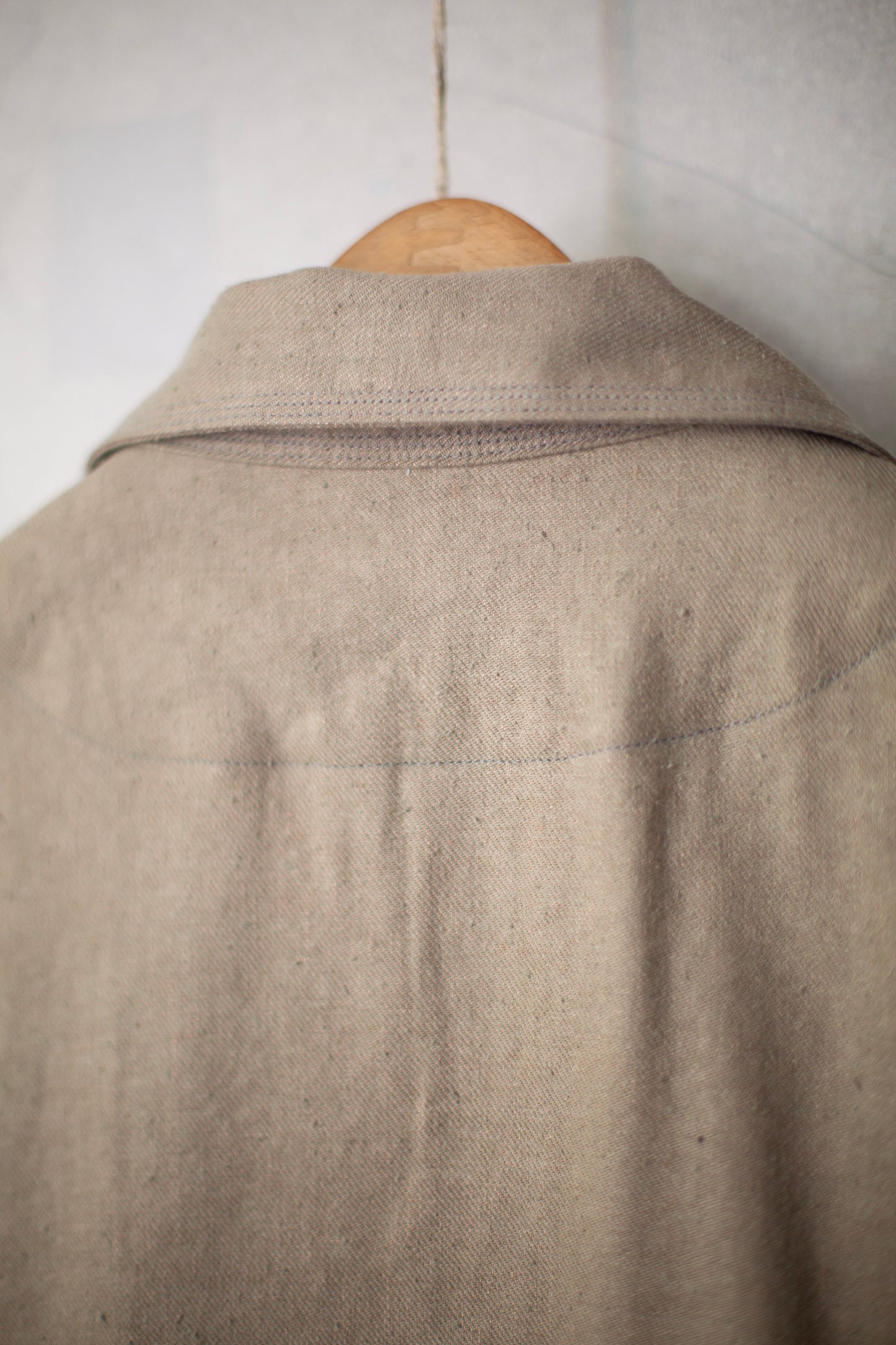 "Toolbox" shirt jacket in taupe twill silk-linen