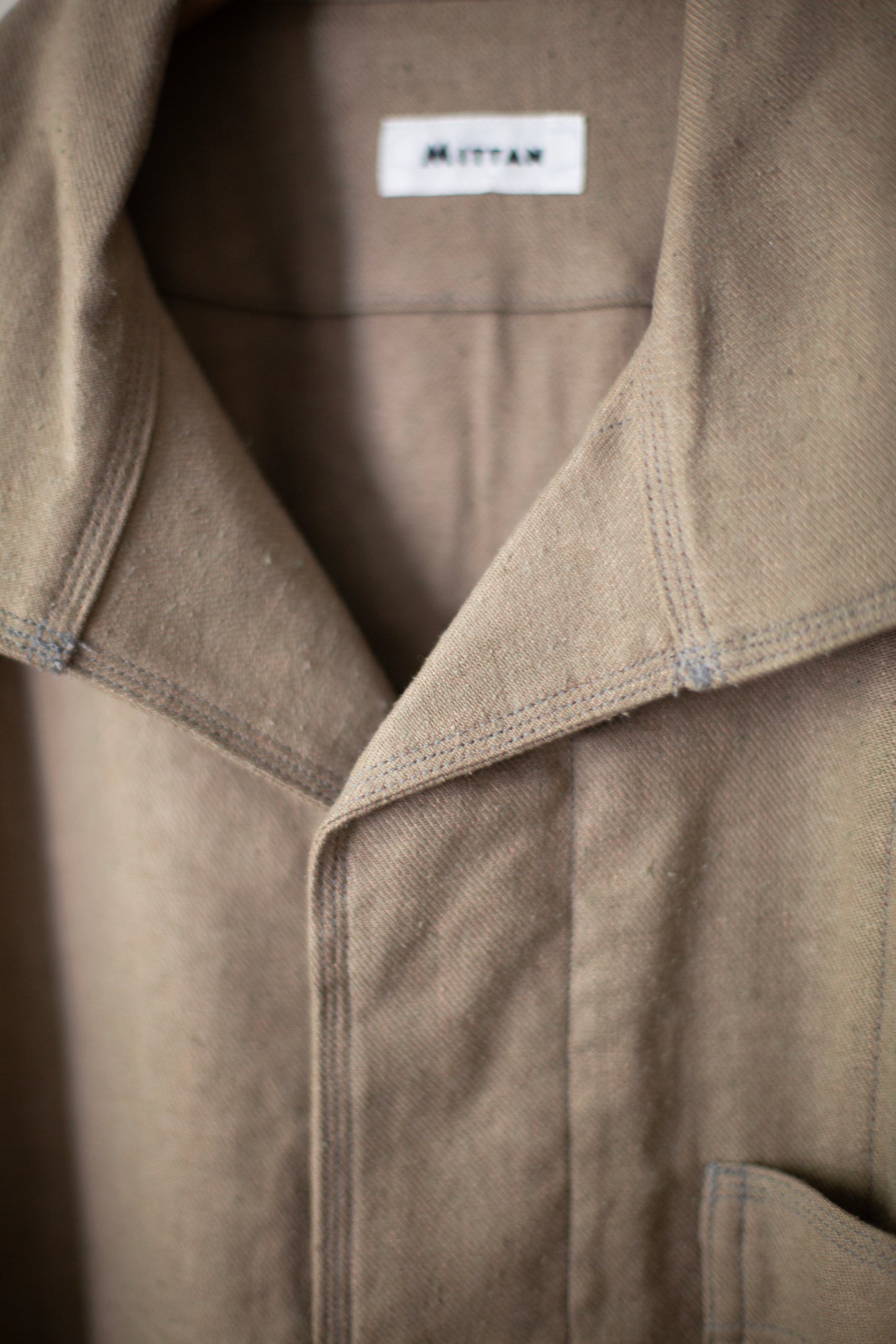 "Toolbox" shirt jacket in taupe twill silk-linen