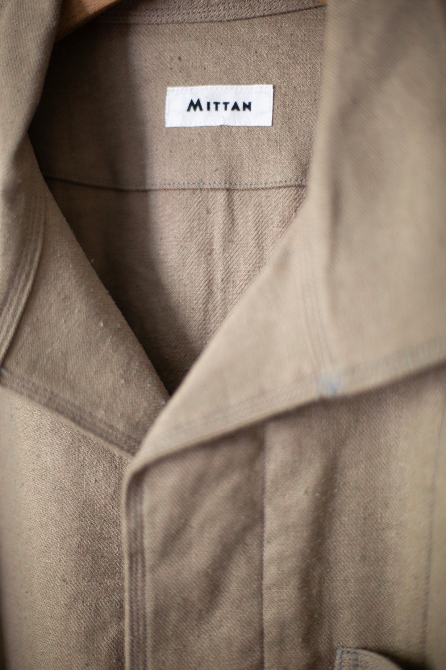 "Toolbox" shirt jacket in taupe twill silk-linen