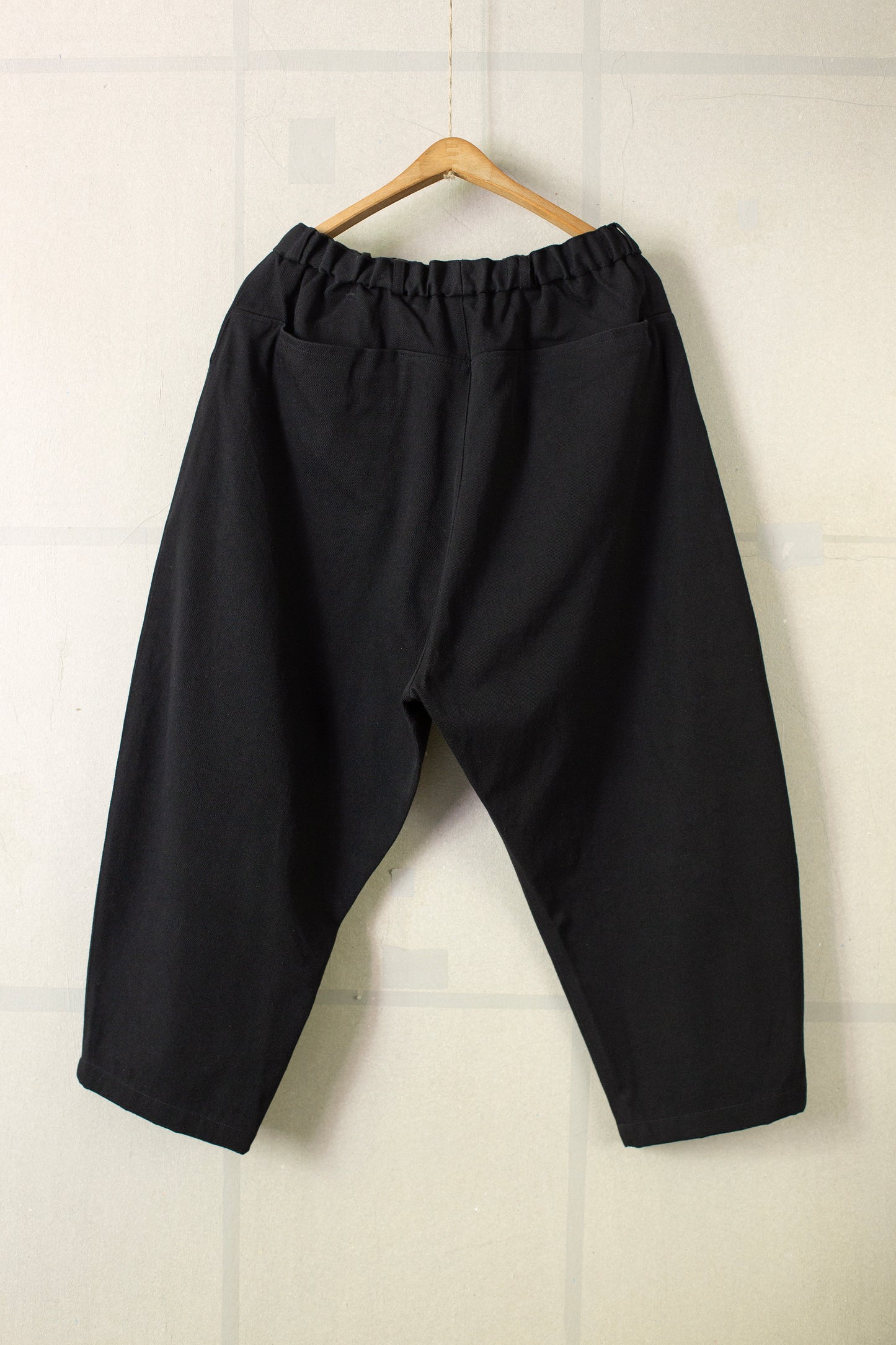 tapered pants in black wool-cotton twill