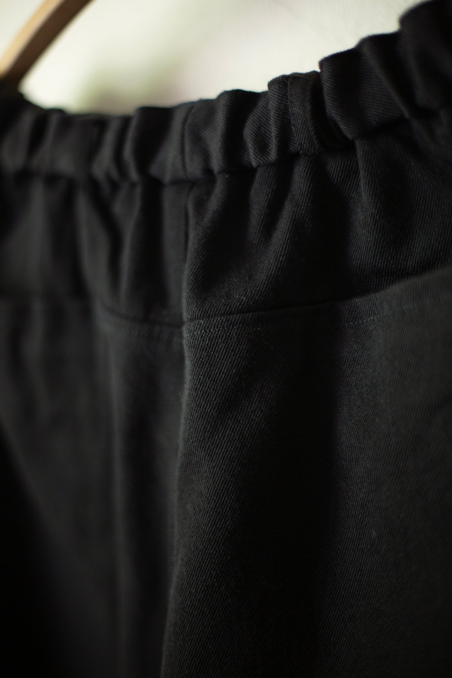 tapered pants in black wool-cotton twill