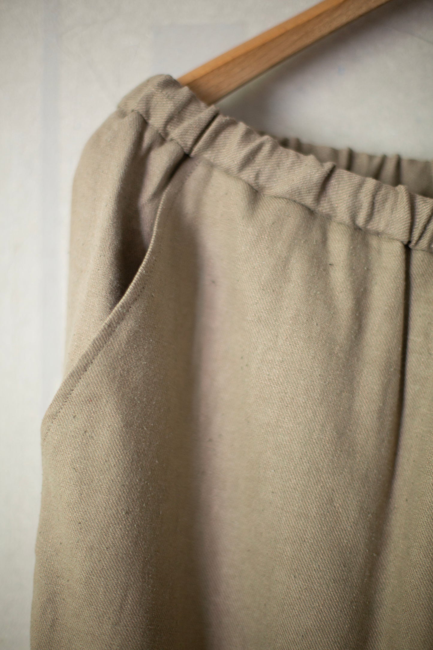 Straight pants in taupe silk linen twill