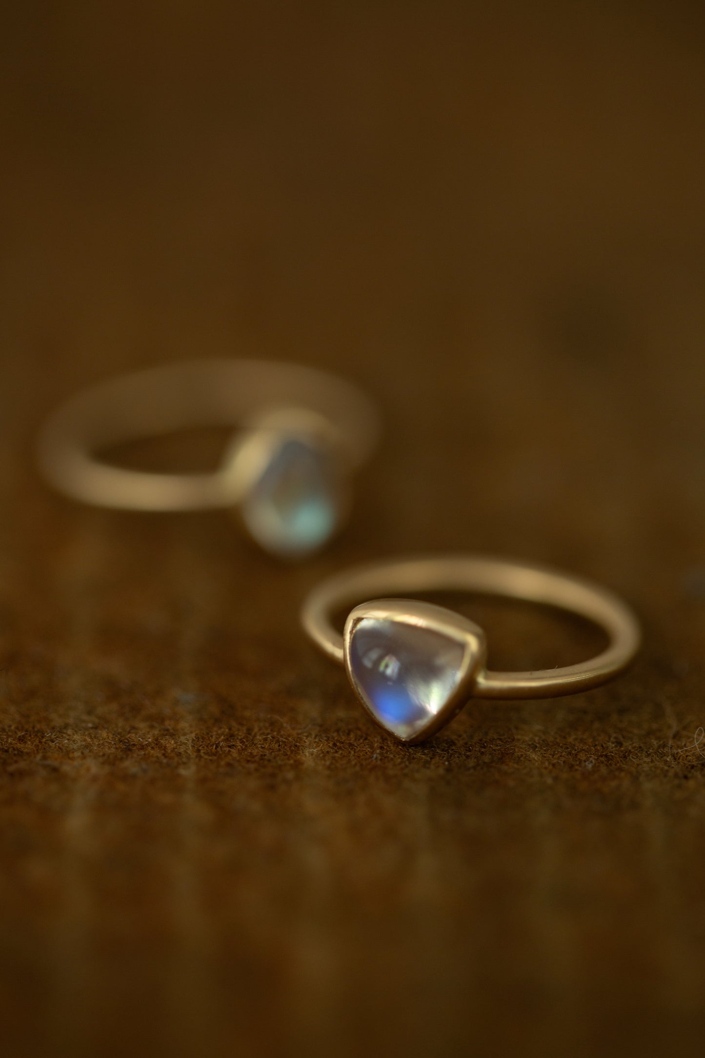 rainbow moonstone ring (1.5mm)