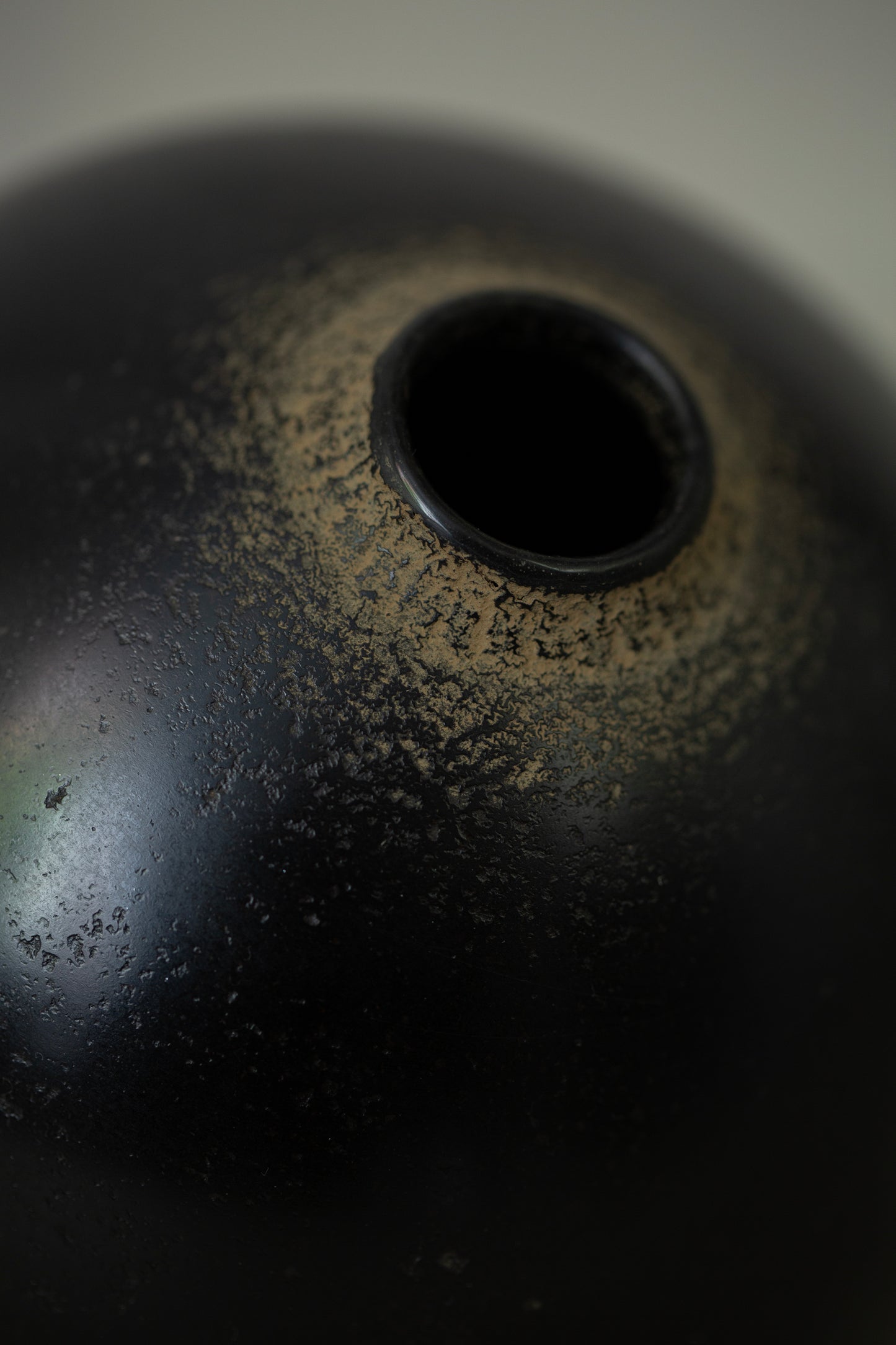 Ceramic vase by Kenta Anzai