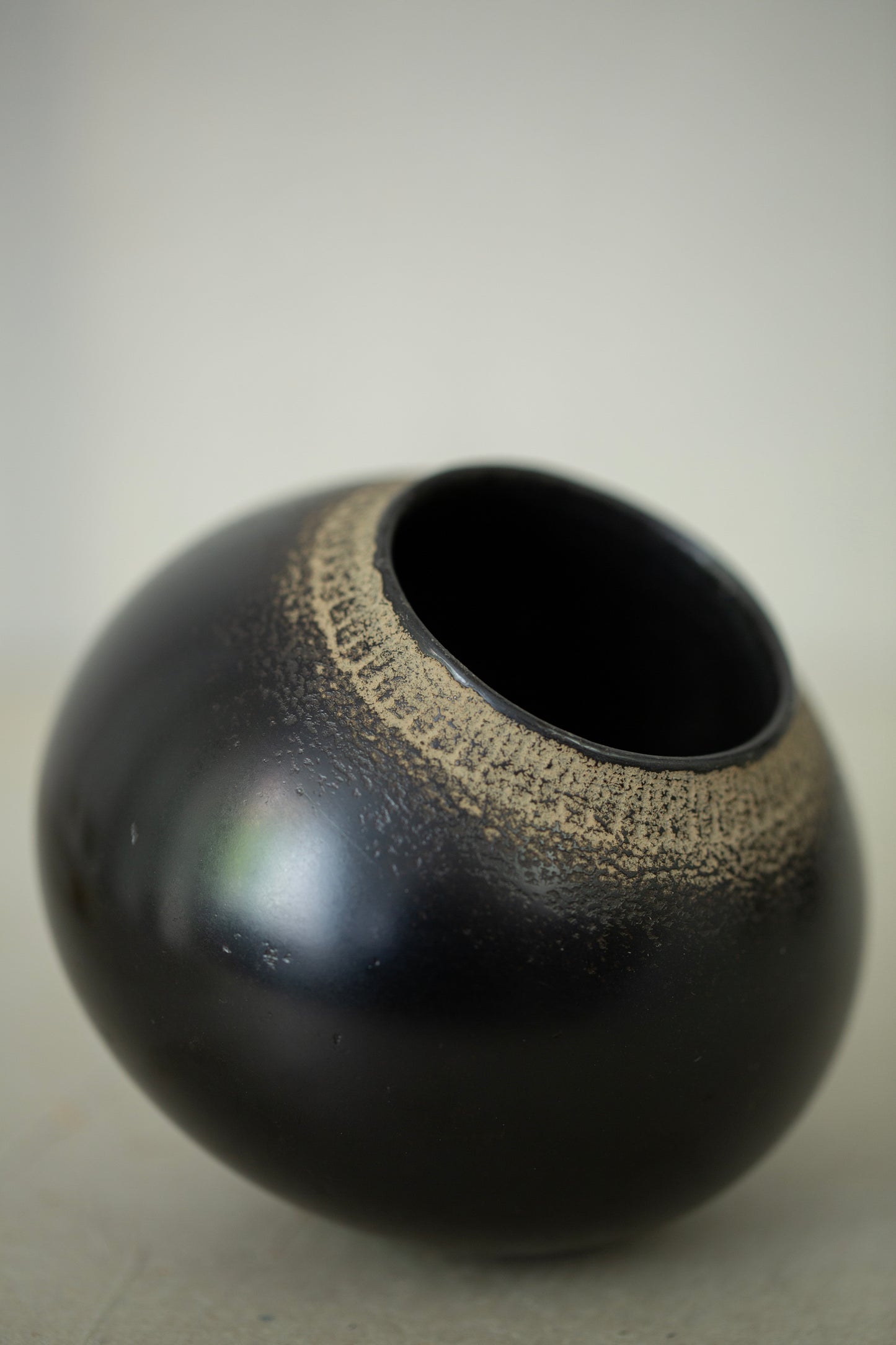 Ceramic vase by Kenta Anzai