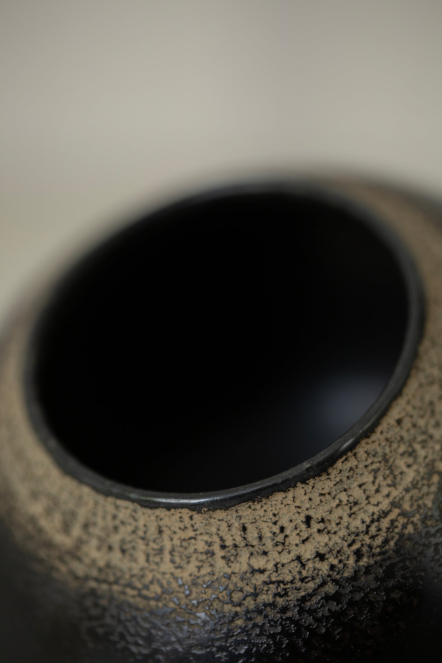 Ceramic vase by Kenta Anzai