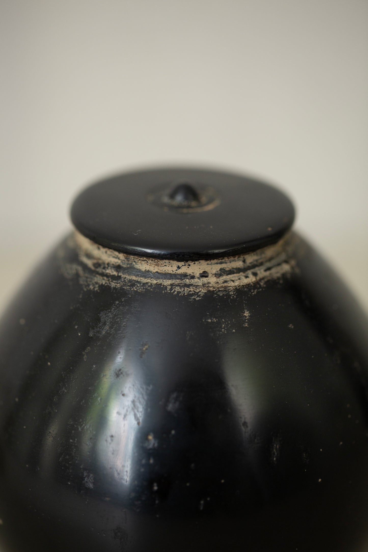 Large ceramic container by Kenta Anzai