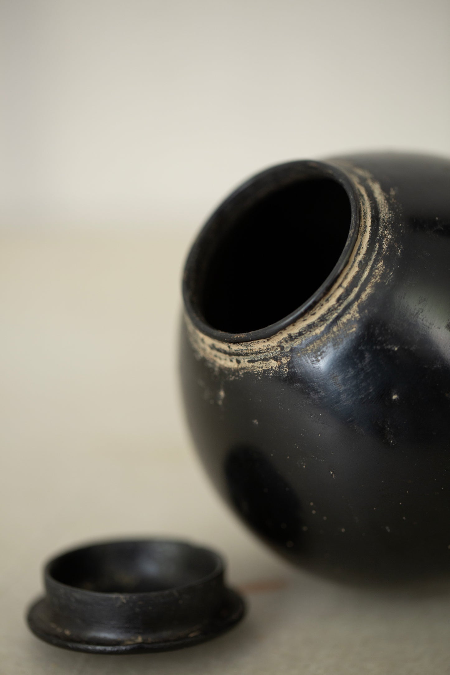 Large ceramic container by Kenta Anzai