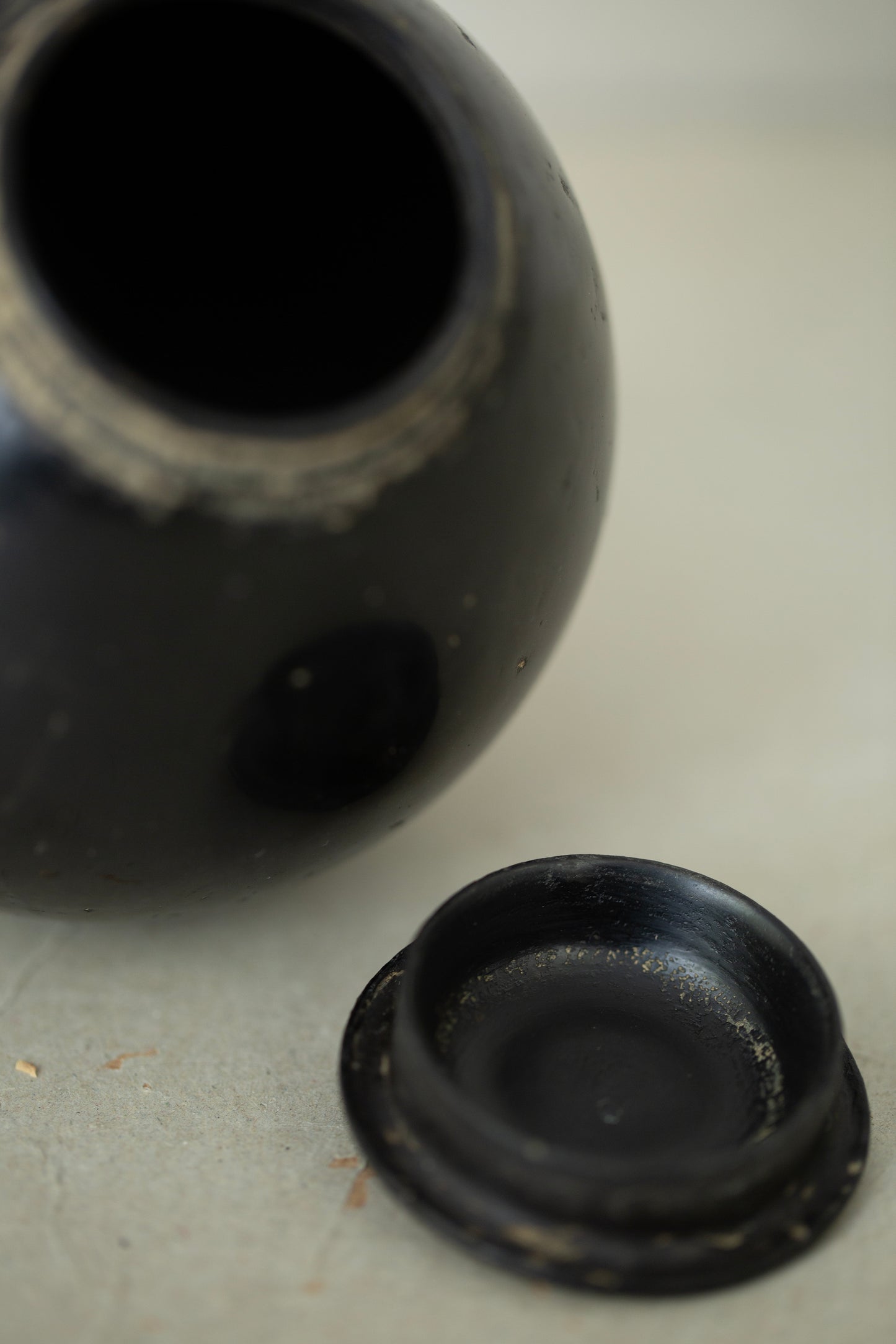 Large ceramic container by Kenta Anzai