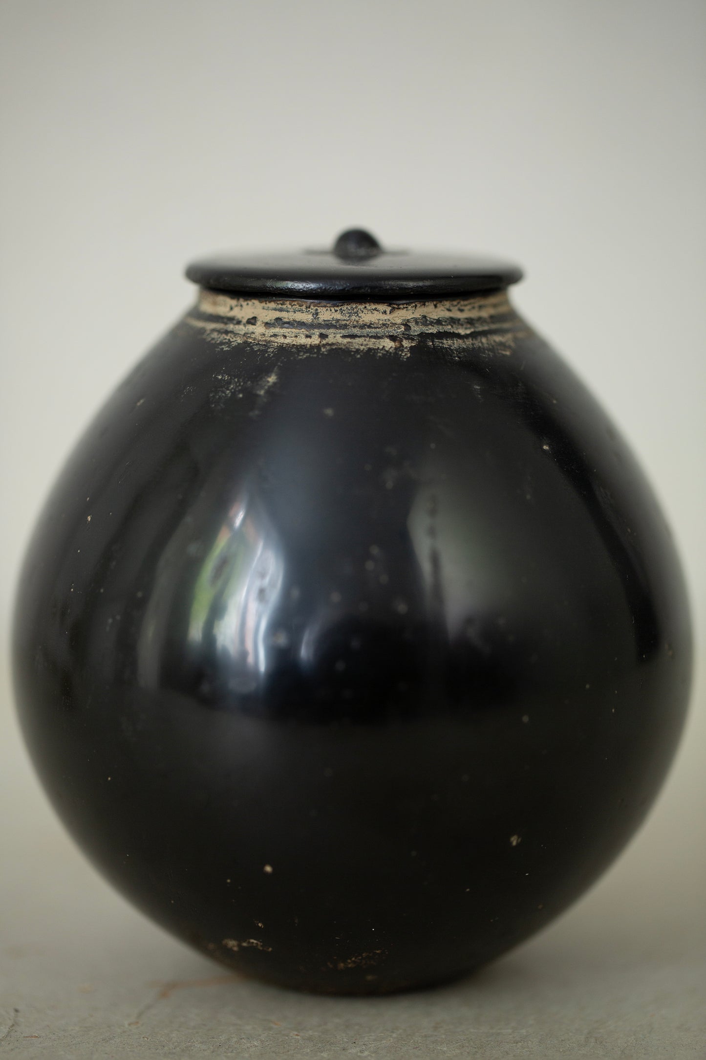 Large ceramic container by Kenta Anzai