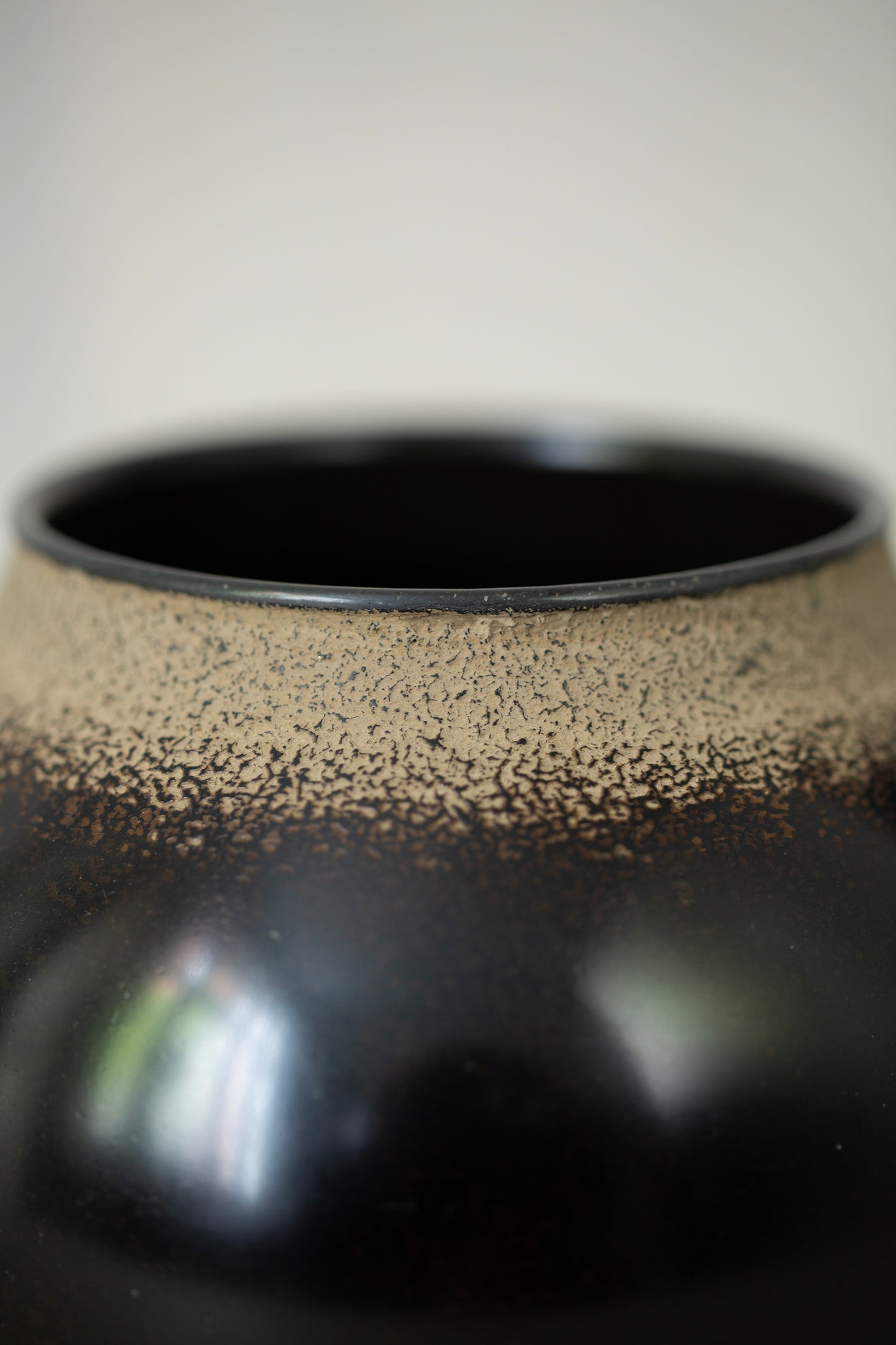 Ceramic vase by Kenta Anzai