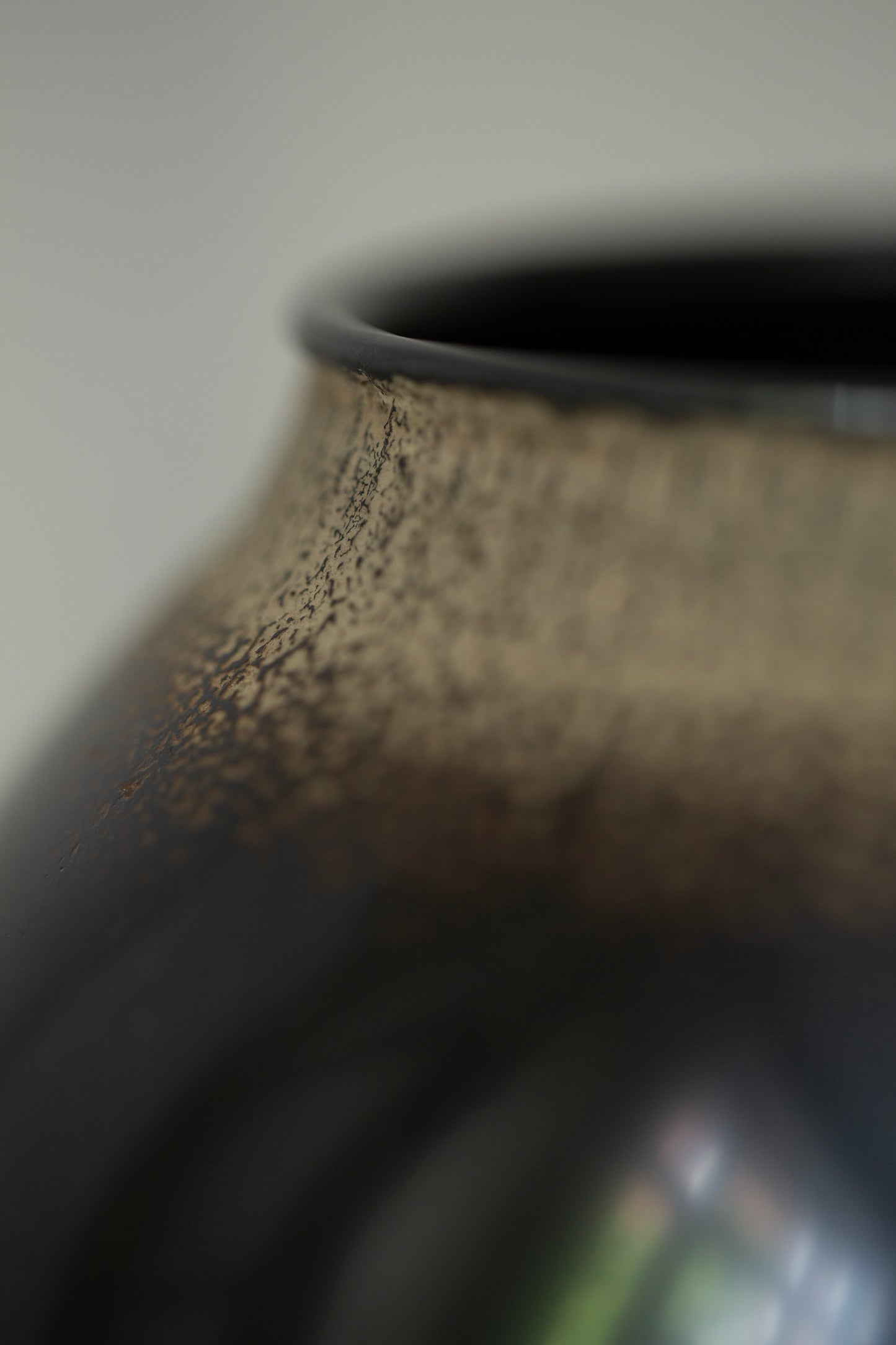 Ceramic vase by Kenta Anzai