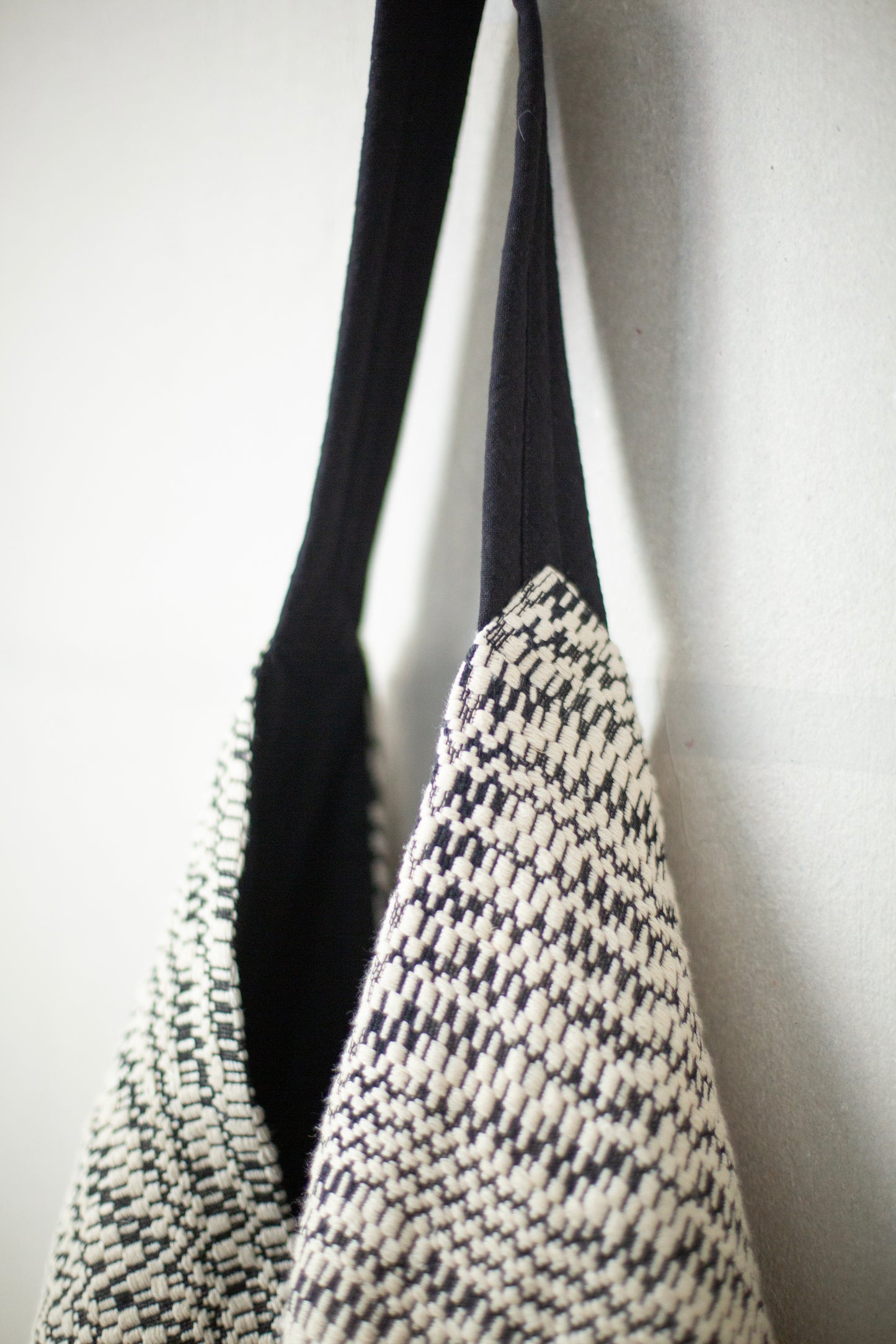 BAG#36 - BROKEN WAVES BLACK AND WHITE