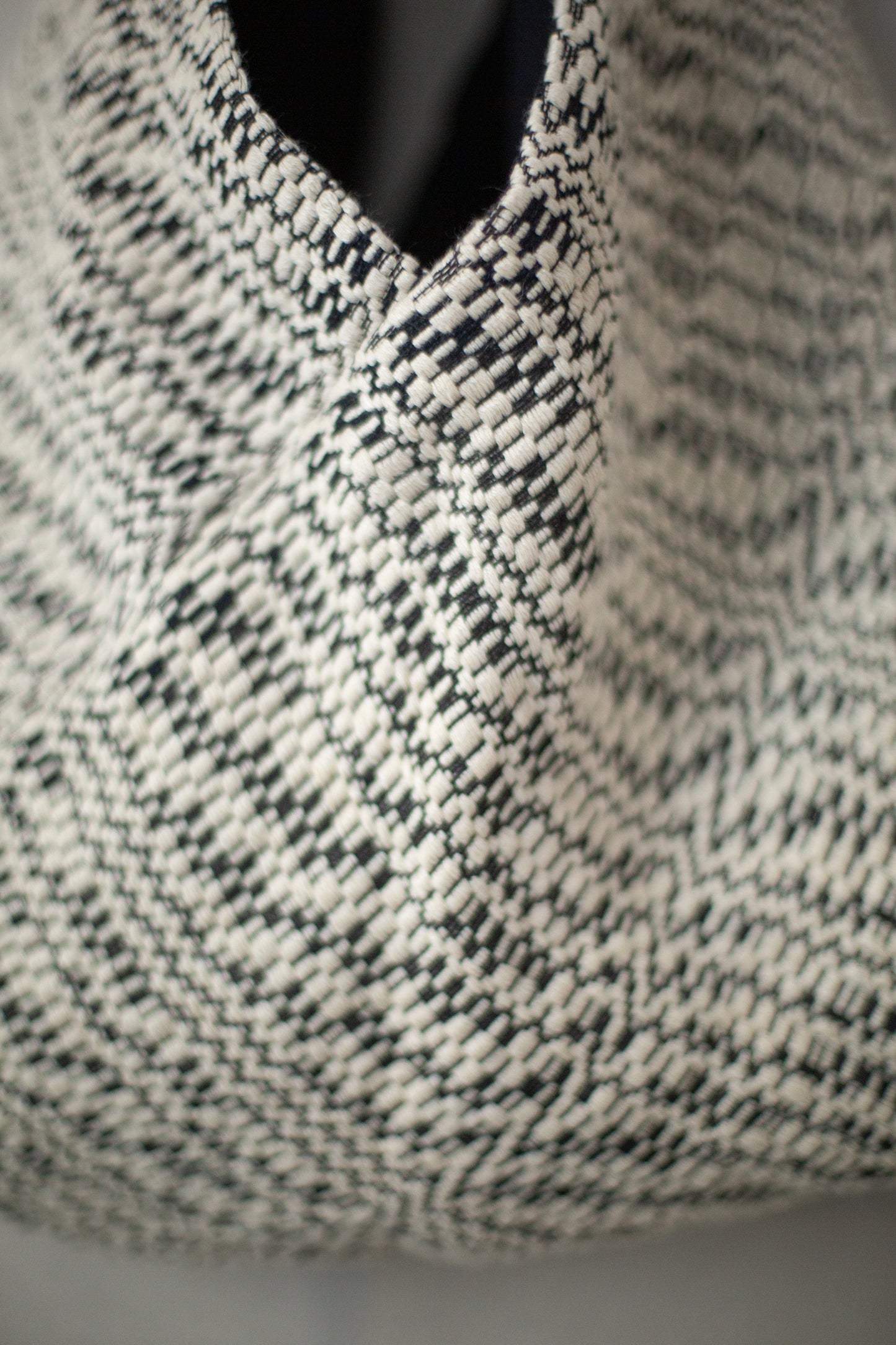 BAG#36 - BROKEN WAVES BLACK AND WHITE
