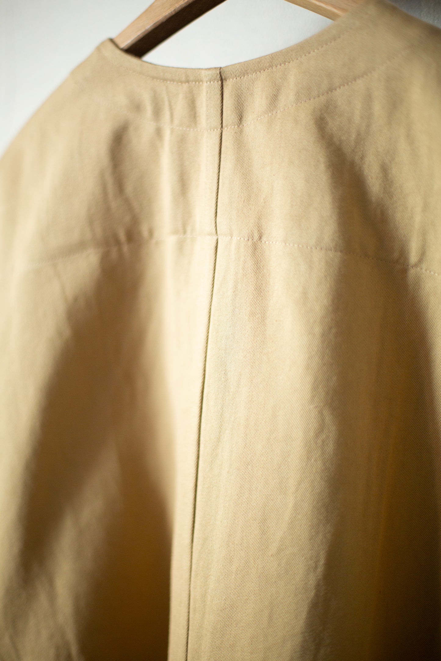 SLEEVELESS COAT#3 - COTTON WASHI TWILL GALLNUT