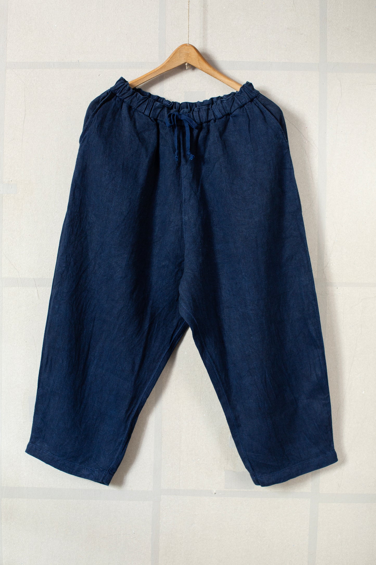 comfortable cropped pants in dark indigo twill-woven hemp