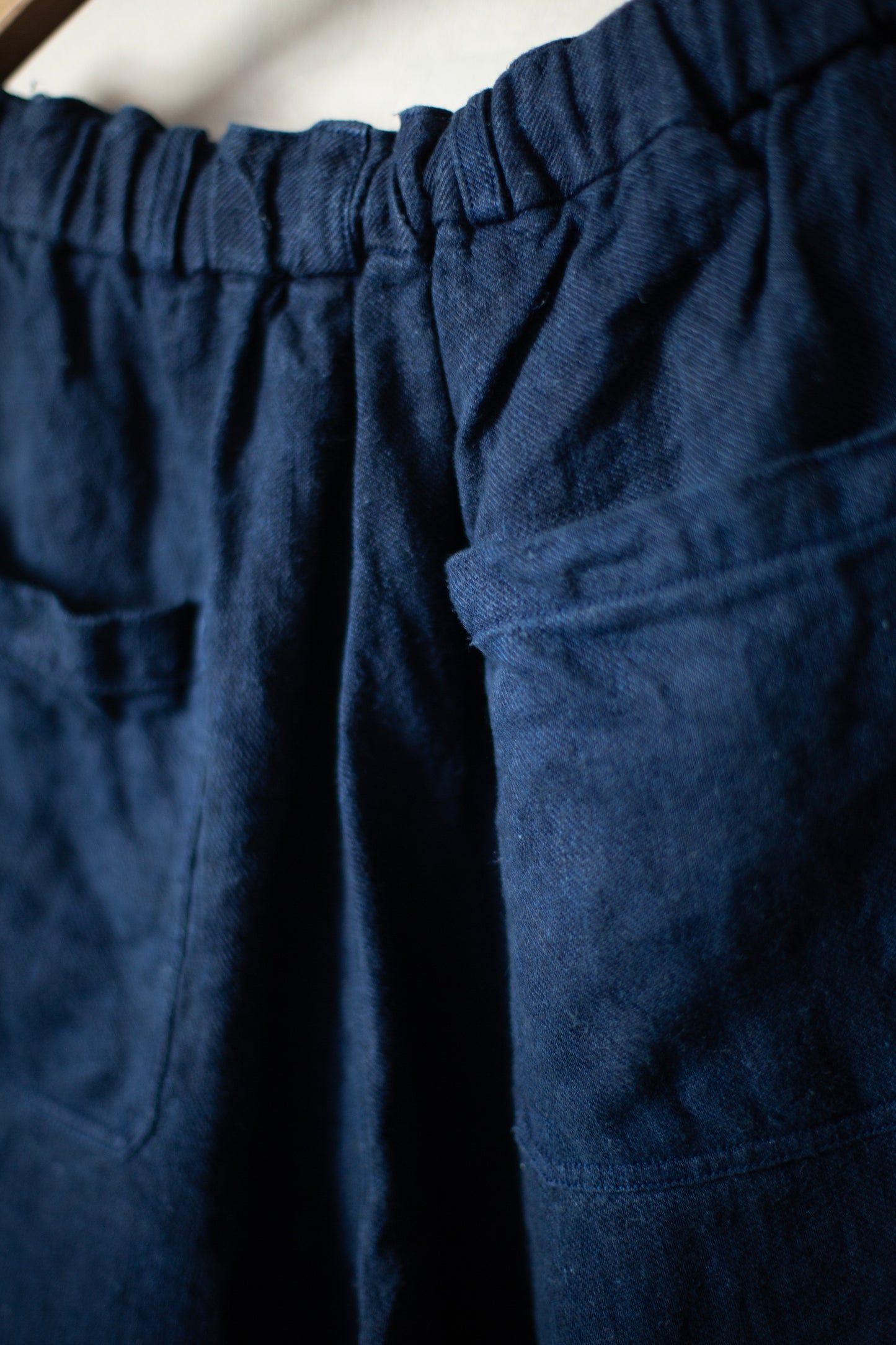 comfortable cropped pants in dark indigo twill-woven hemp