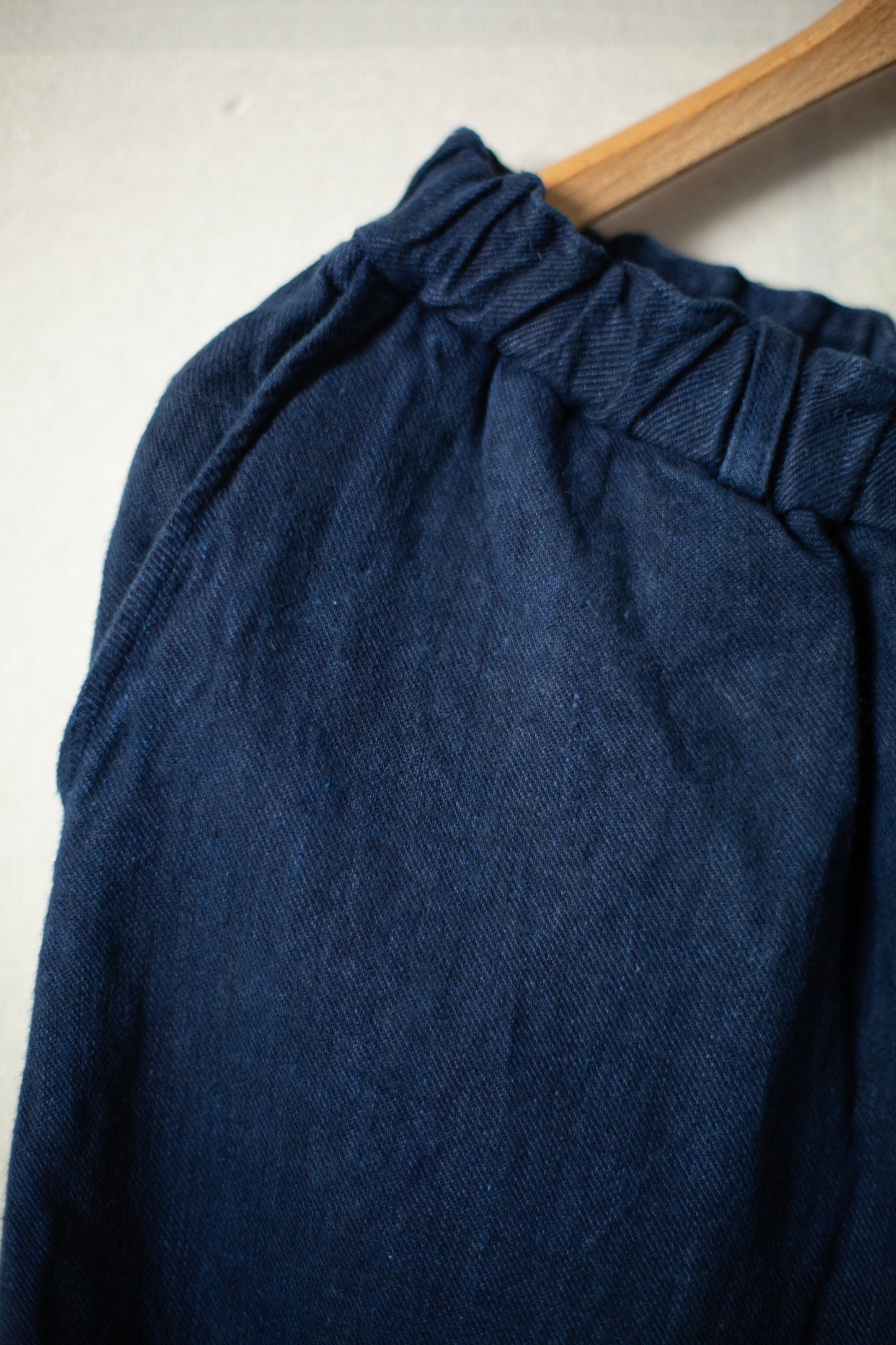 comfortable cropped pants in dark indigo twill-woven hemp