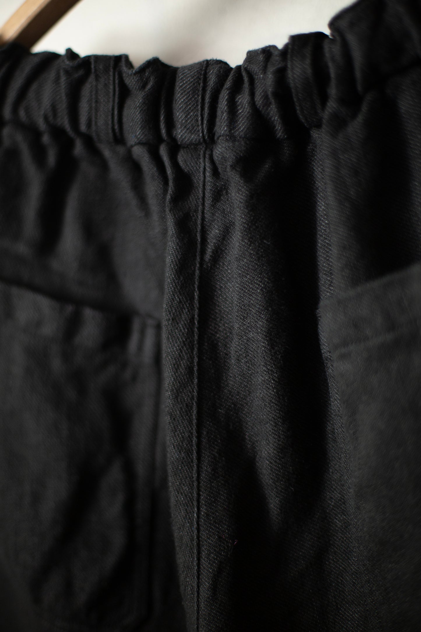 comfortable cropped pants in black twill-woven hemp