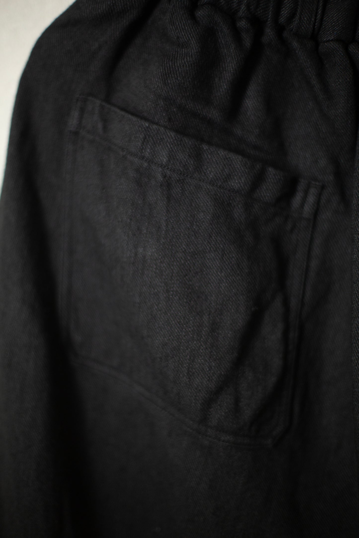 comfortable cropped pants in black twill-woven hemp