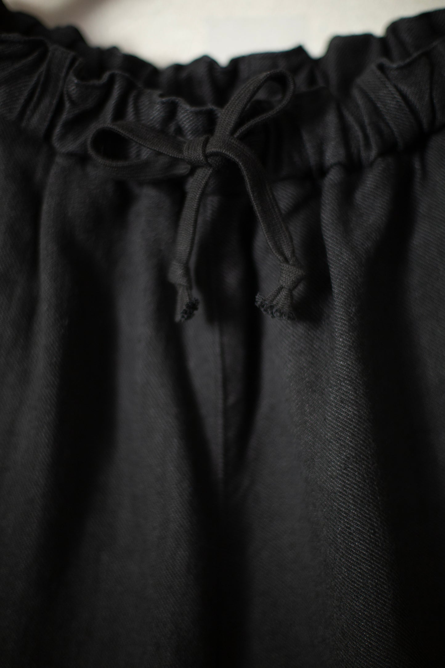 comfortable cropped pants in black twill-woven hemp