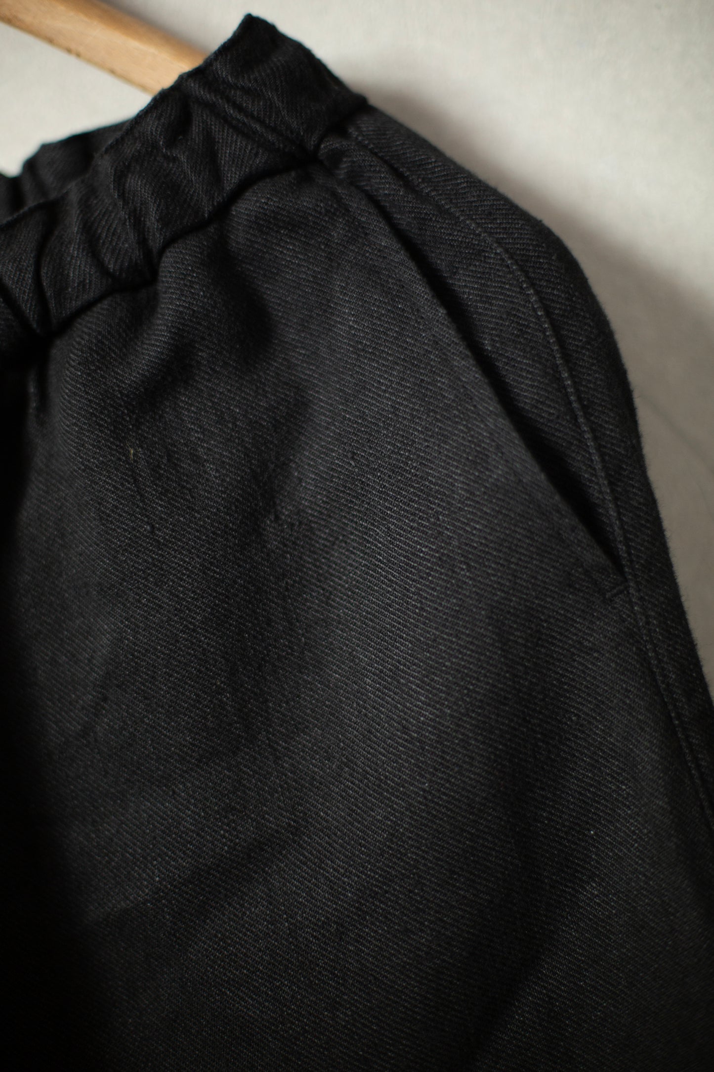 comfortable cropped pants in black twill-woven hemp
