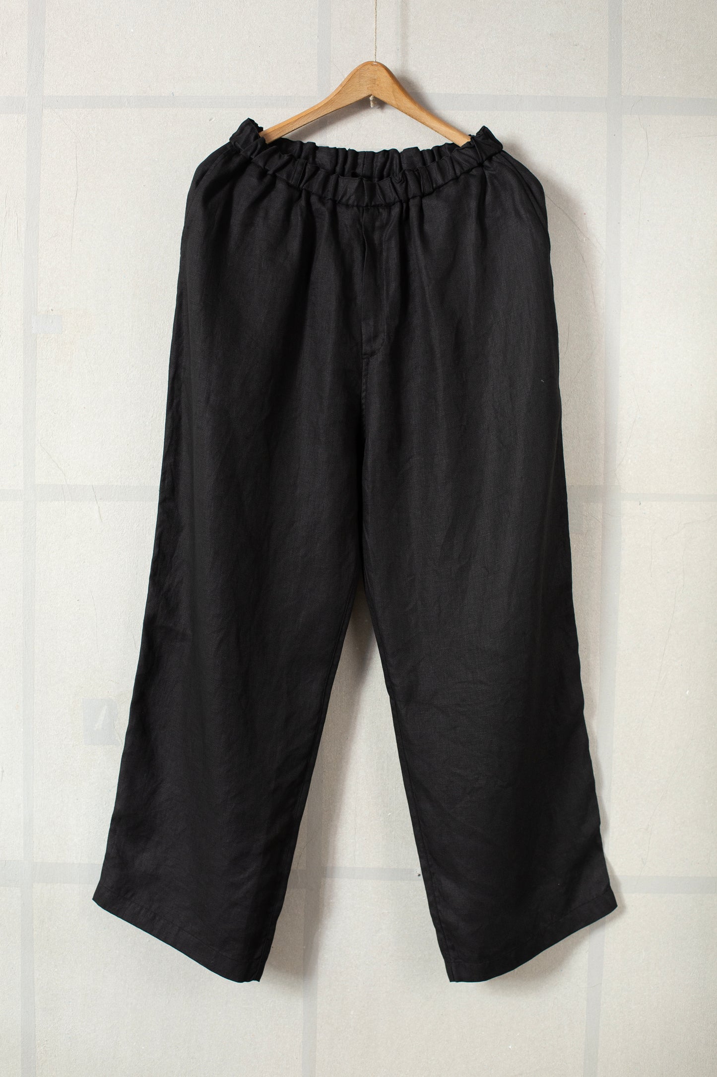 Straight-cut leisure pants in black ripples hemp