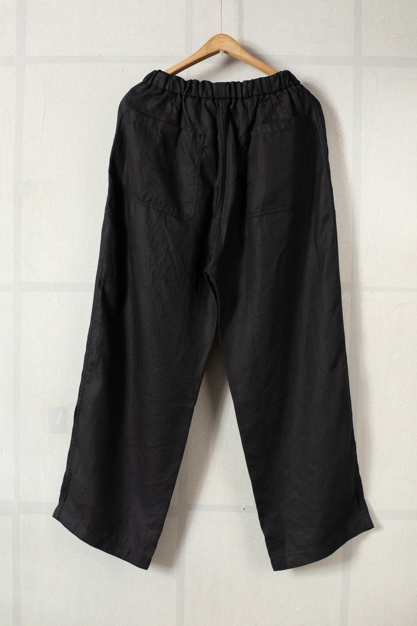 Straight-cut leisure pants in black ripples hemp