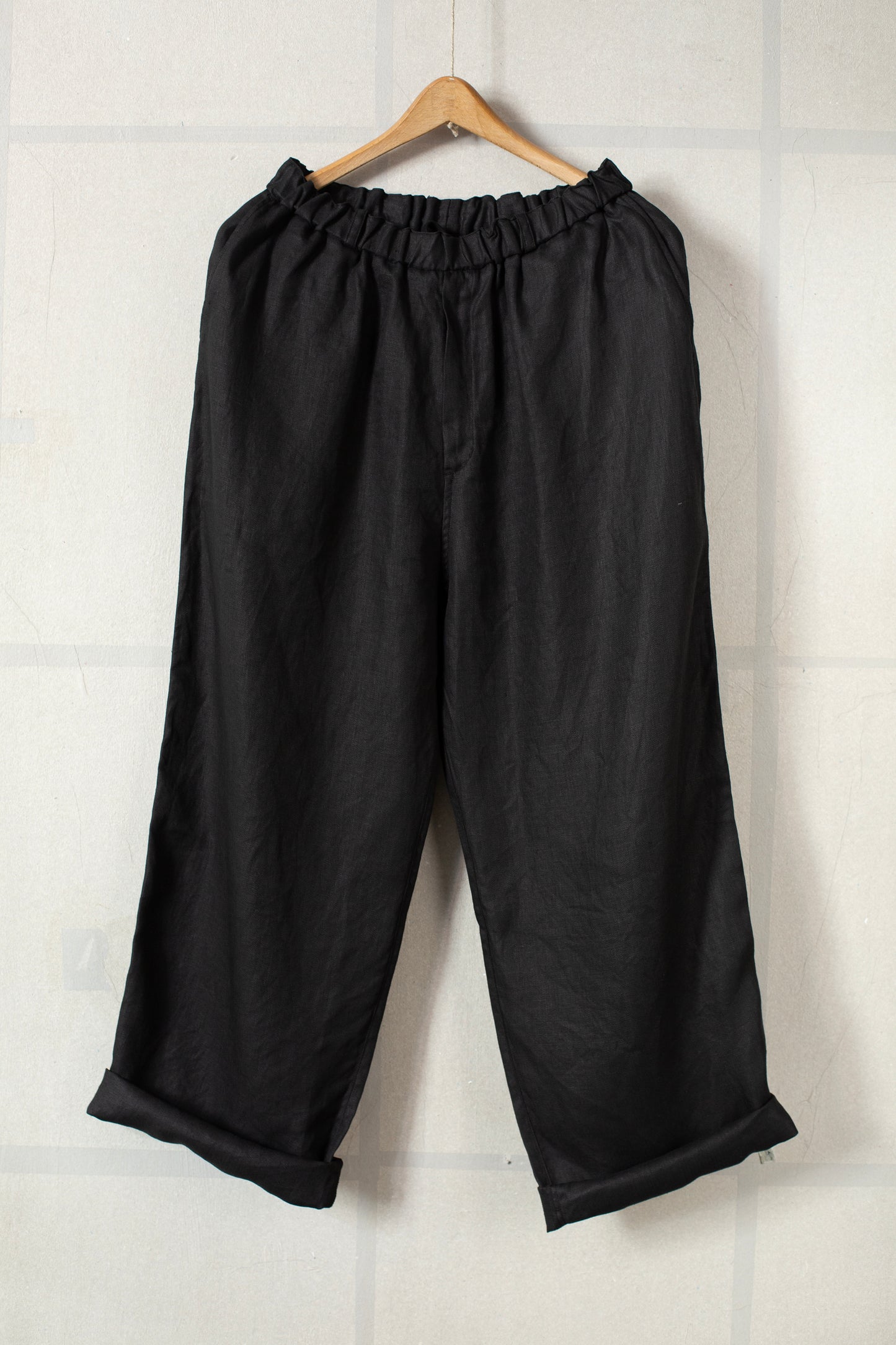 Straight-cut leisure pants in black ripples hemp
