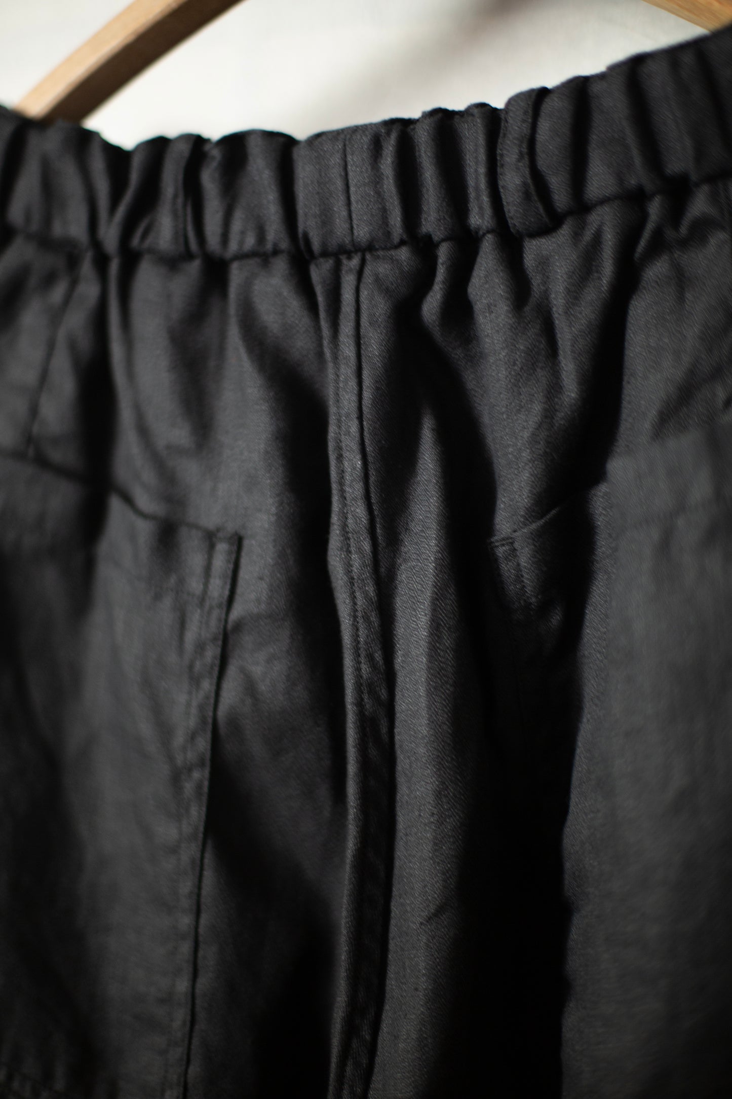 Straight-cut leisure pants in black ripples hemp