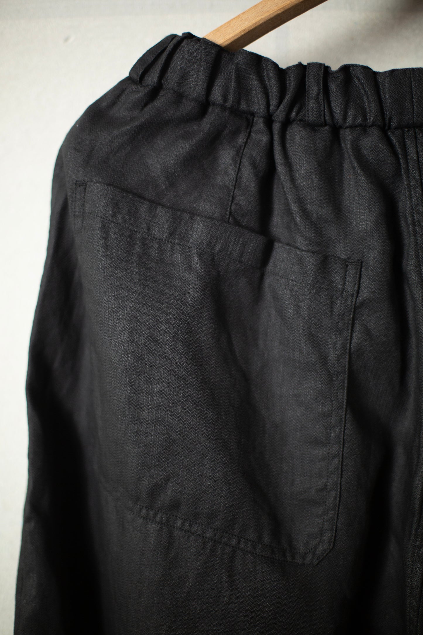 Straight-cut leisure pants in black ripples hemp