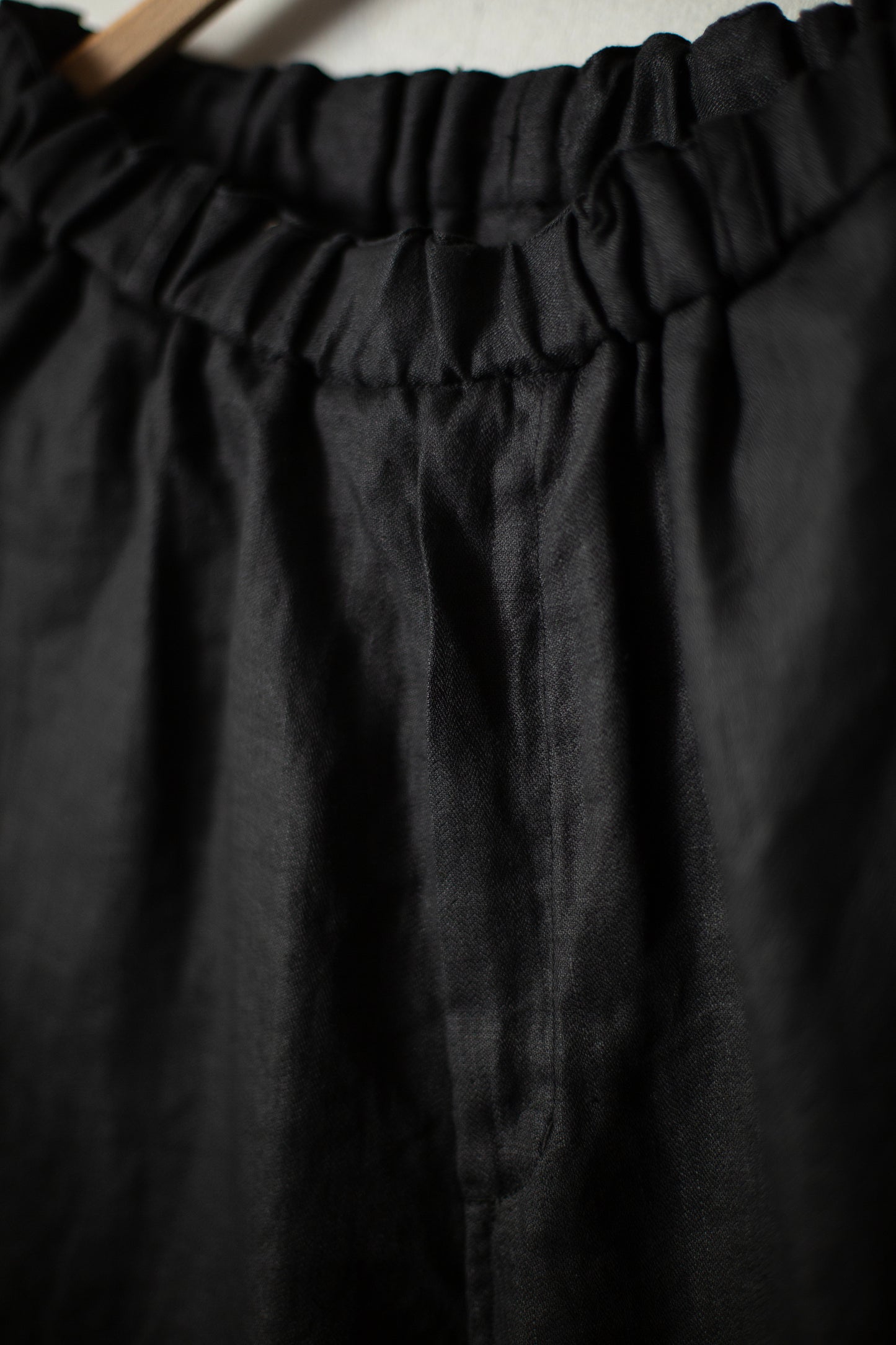 Straight-cut leisure pants in black ripples hemp