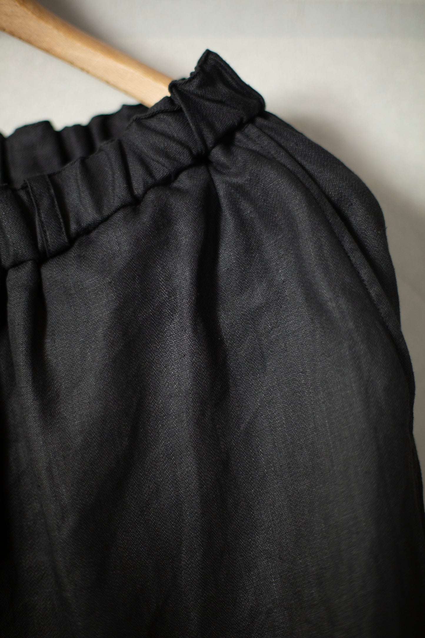 Straight-cut leisure pants in black ripples hemp