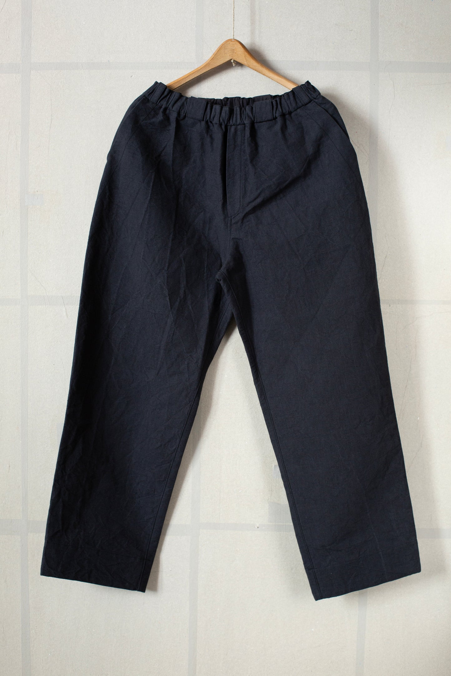 straight long pants in charcoal gray high-density hemp-cotton