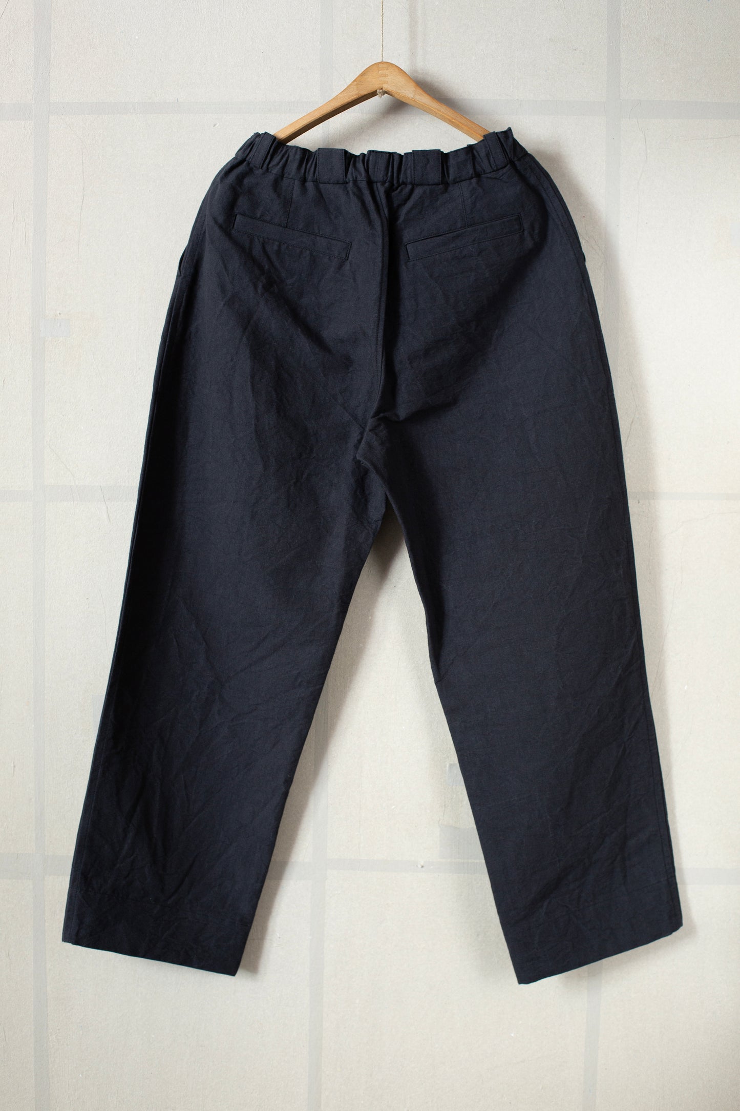 straight long pants in charcoal gray high-density hemp-cotton