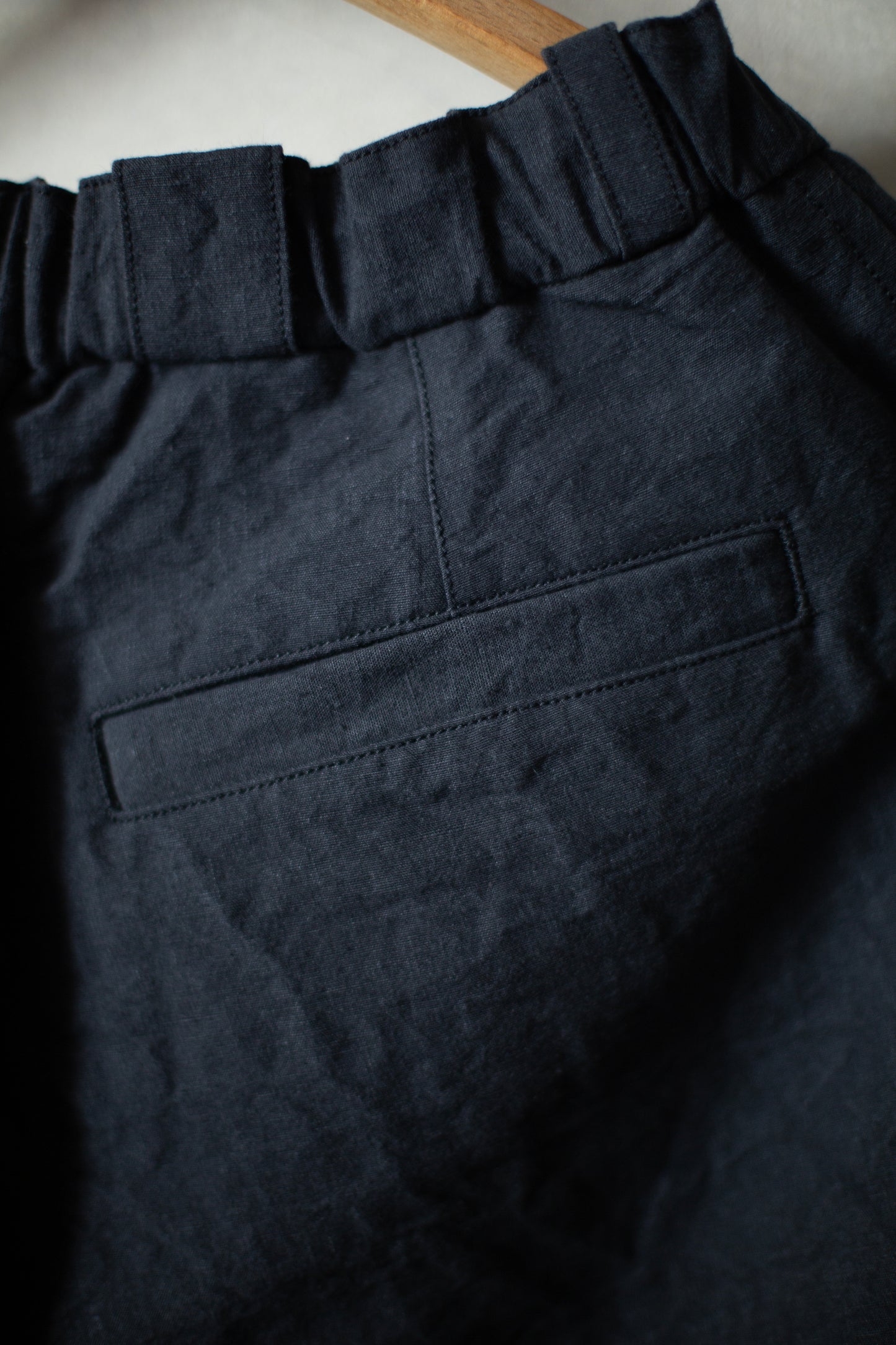 straight long pants in charcoal gray high-density hemp-cotton