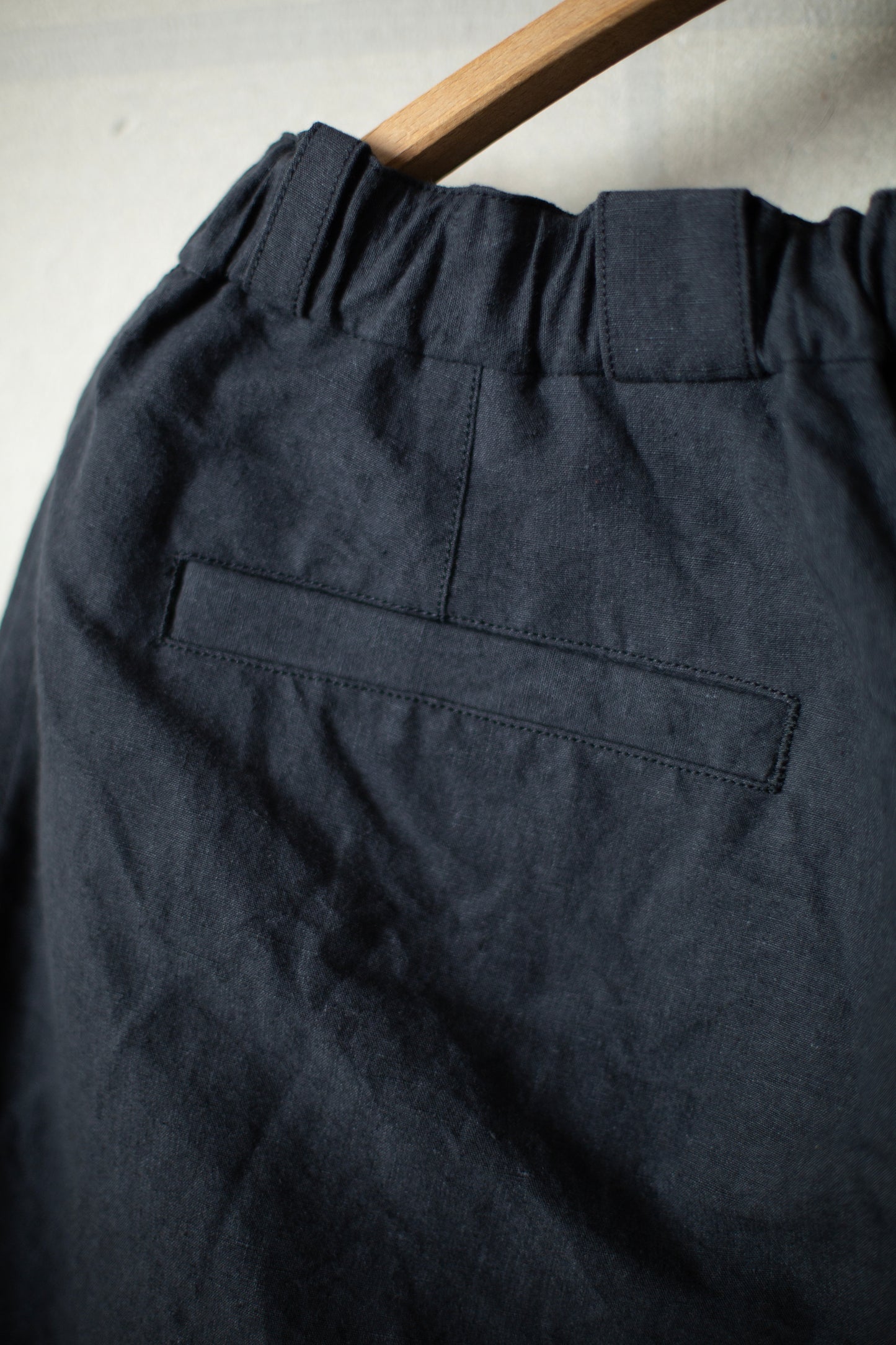 straight long pants in charcoal gray high-density hemp-cotton