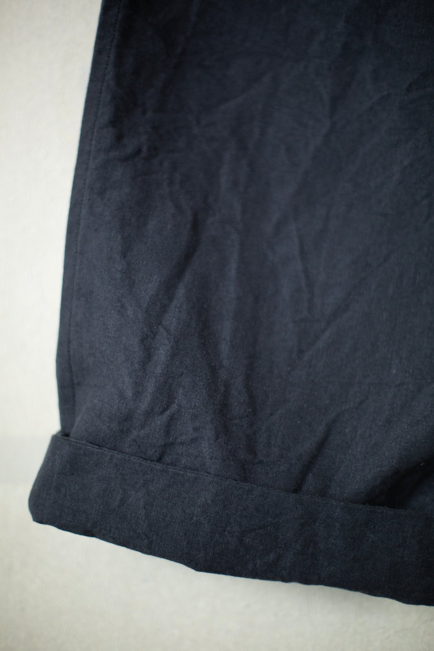 straight long pants in charcoal gray high-density hemp-cotton