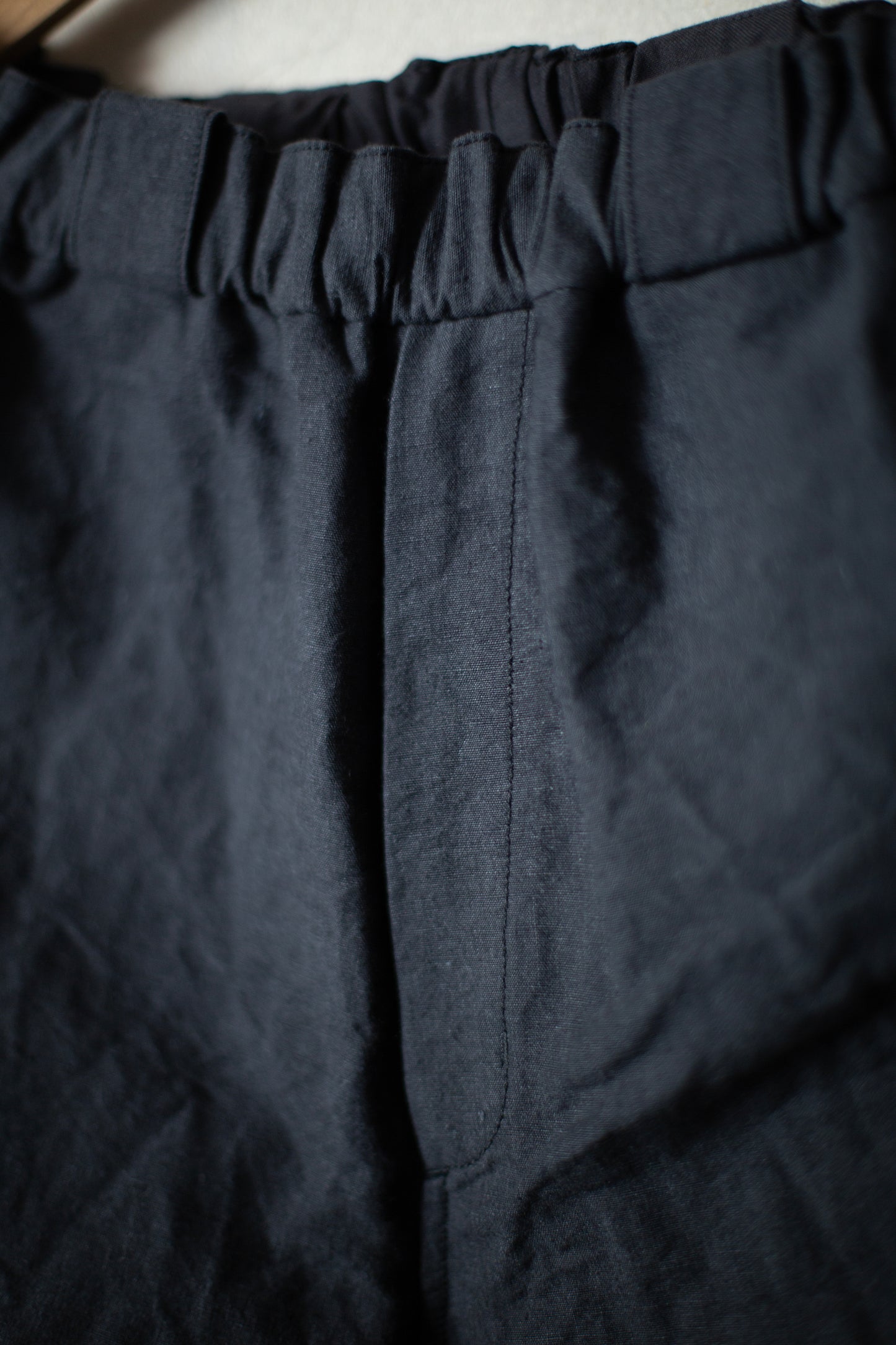 straight long pants in charcoal gray high-density hemp-cotton
