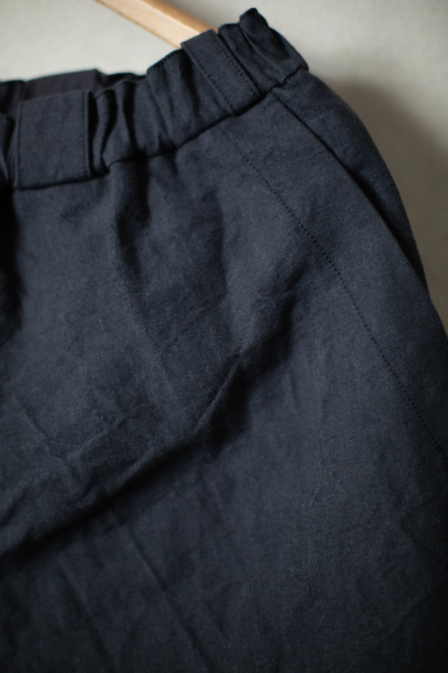 straight long pants in charcoal gray high-density hemp-cotton