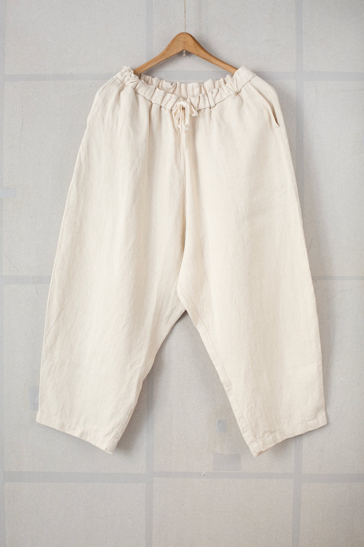 comfortable cropped pants in natural white twill-woven hemp