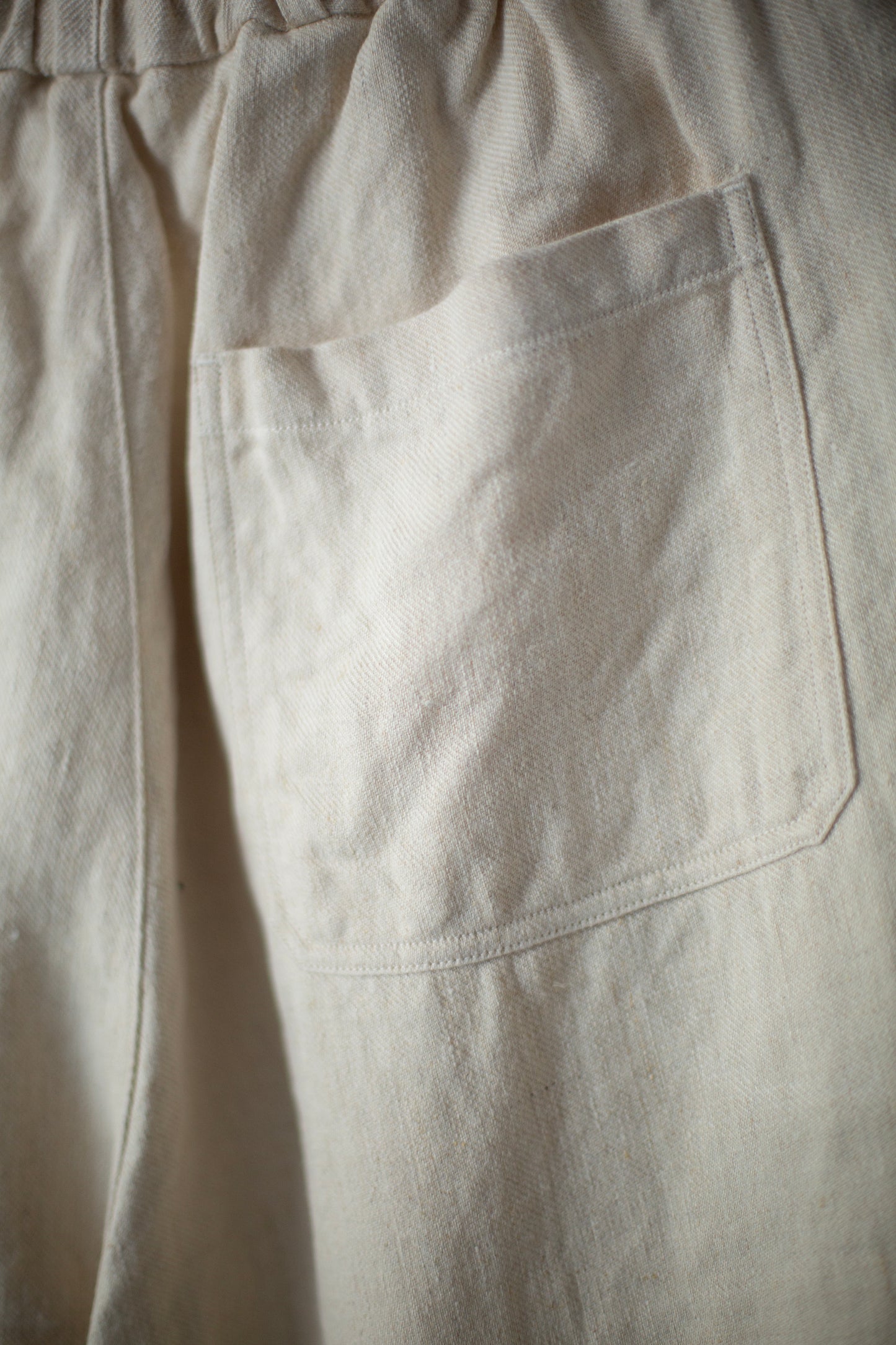 comfortable cropped pants in natural white twill-woven hemp