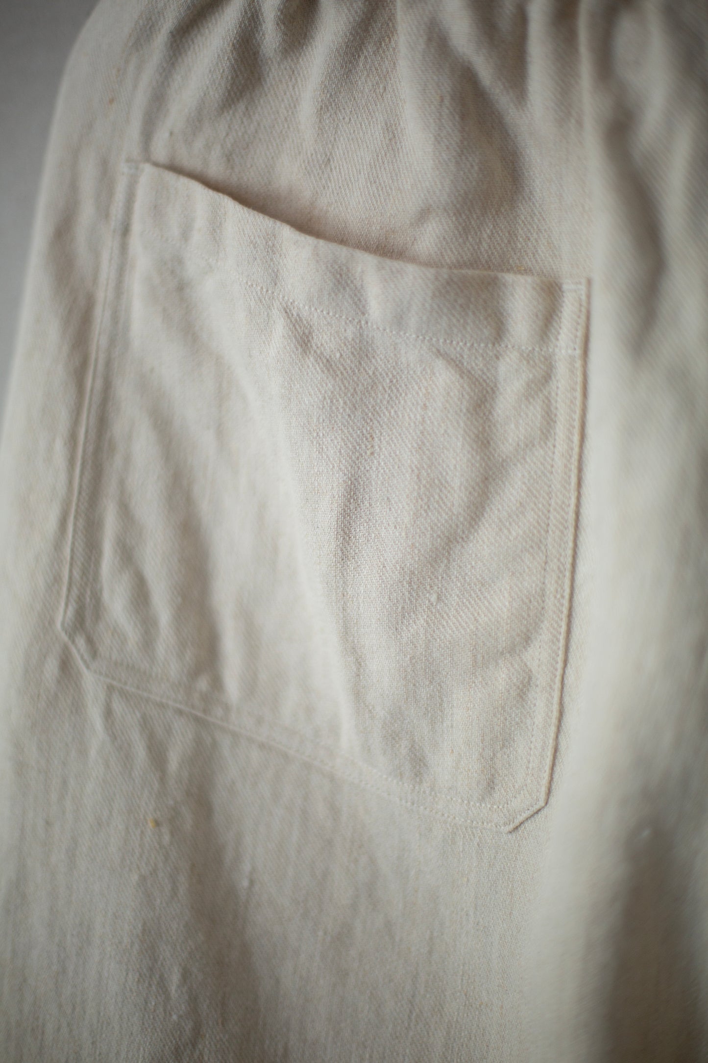 comfortable cropped pants in natural white twill-woven hemp