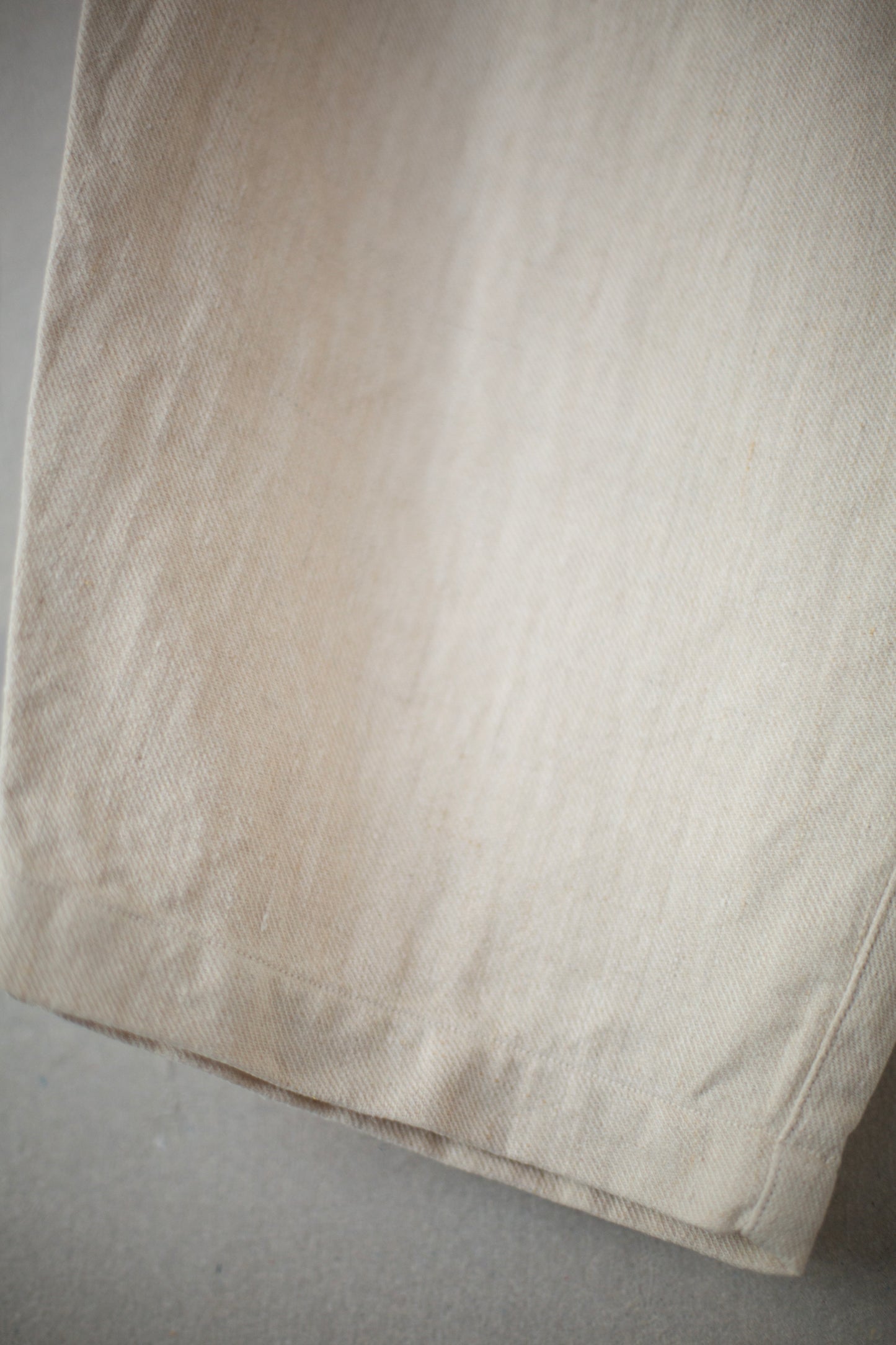 comfortable cropped pants in natural white twill-woven hemp